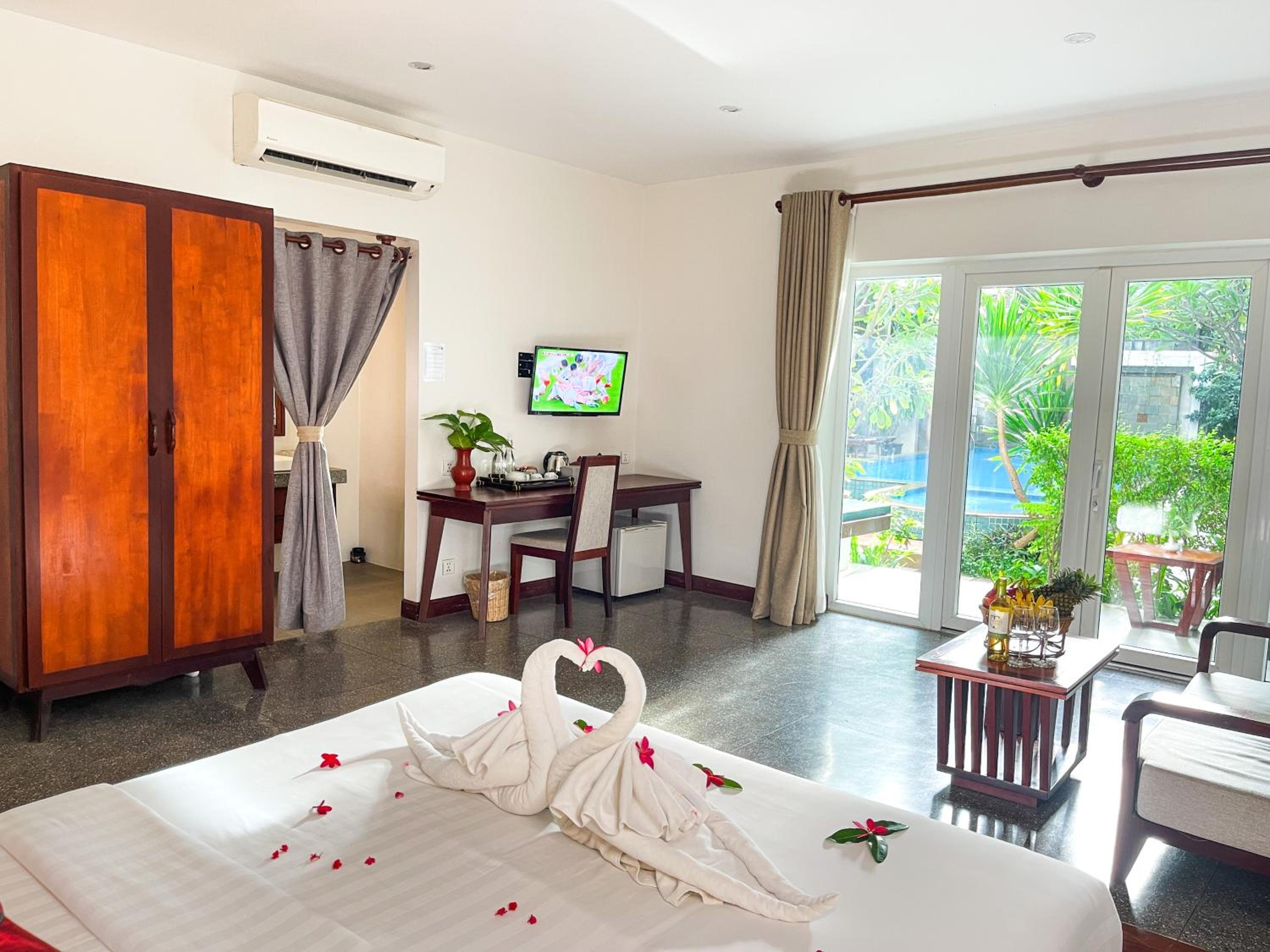 Honeymoon Suite With Balcony Pool View - Photo 9