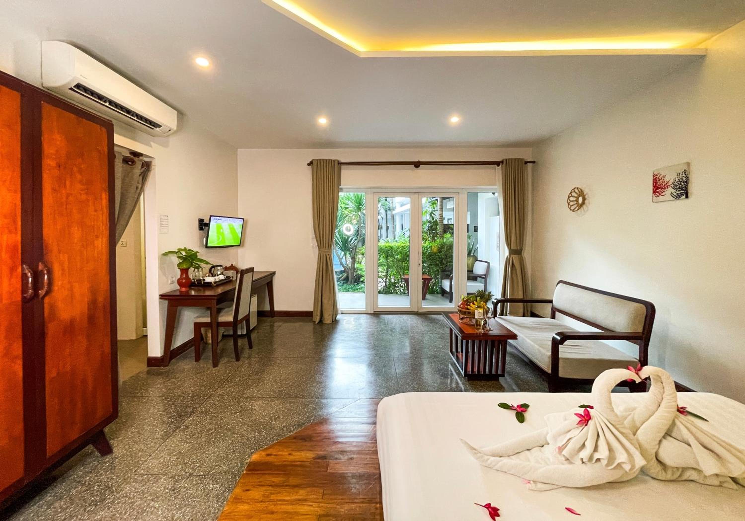Honeymoon Suite With Balcony Pool View - Photo 4
