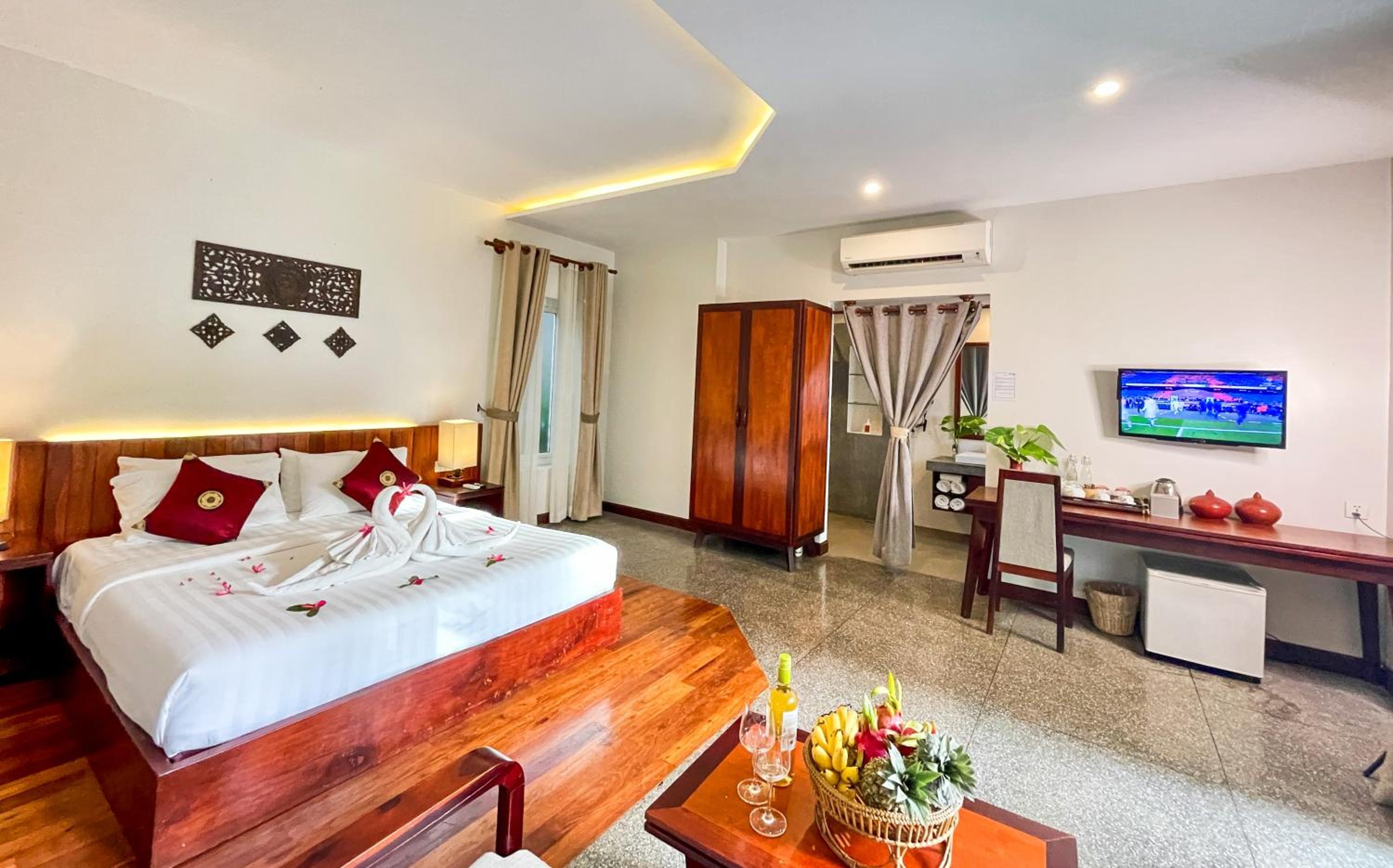 Honeymoon Suite With Balcony Pool View - Photo 12