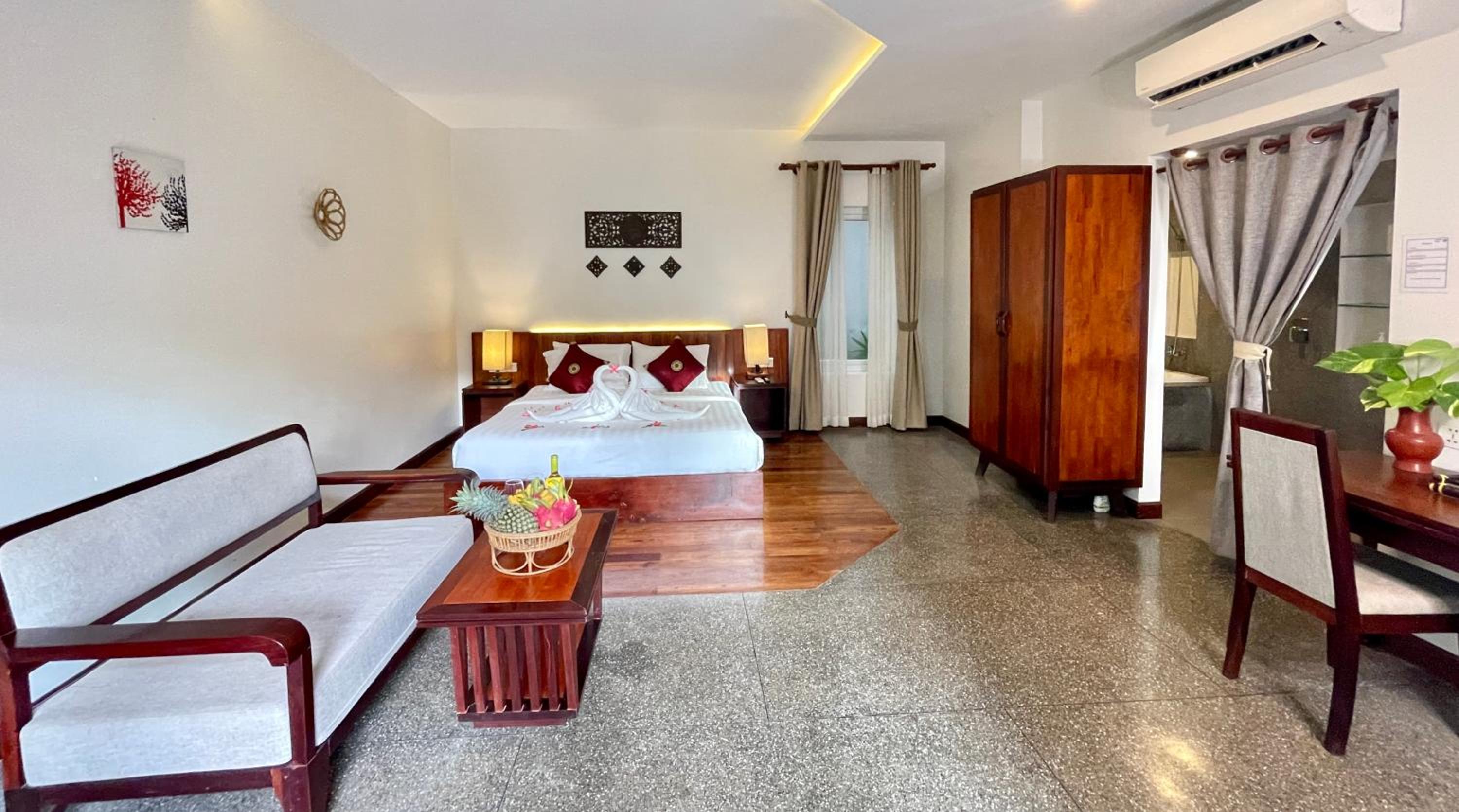 Honeymoon Suite With Balcony Pool View - Photo 3