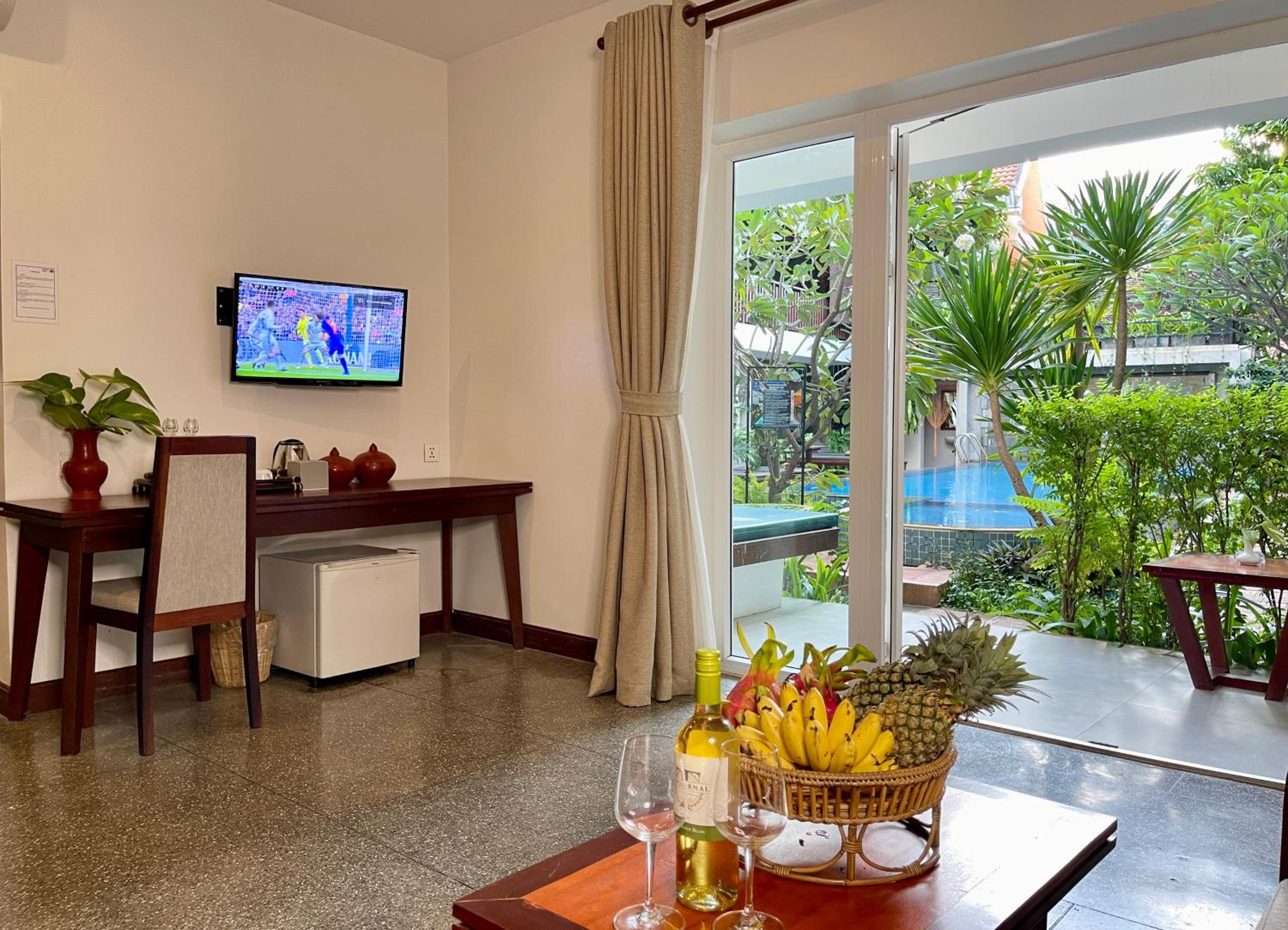 Honeymoon Suite With Balcony Pool View - Photo 11