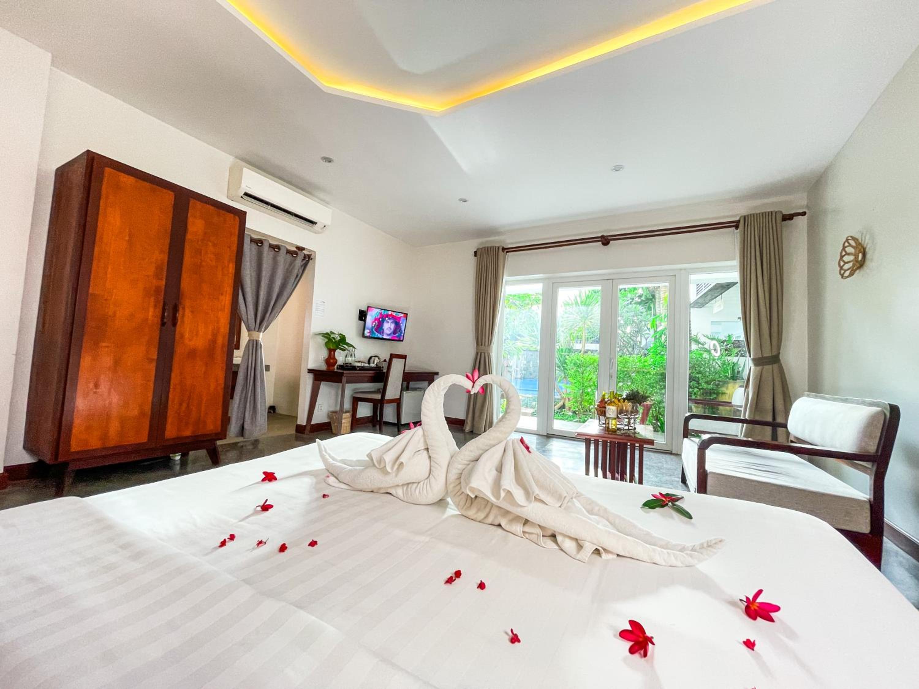 Honeymoon Suite With Balcony Pool View - Photo 8