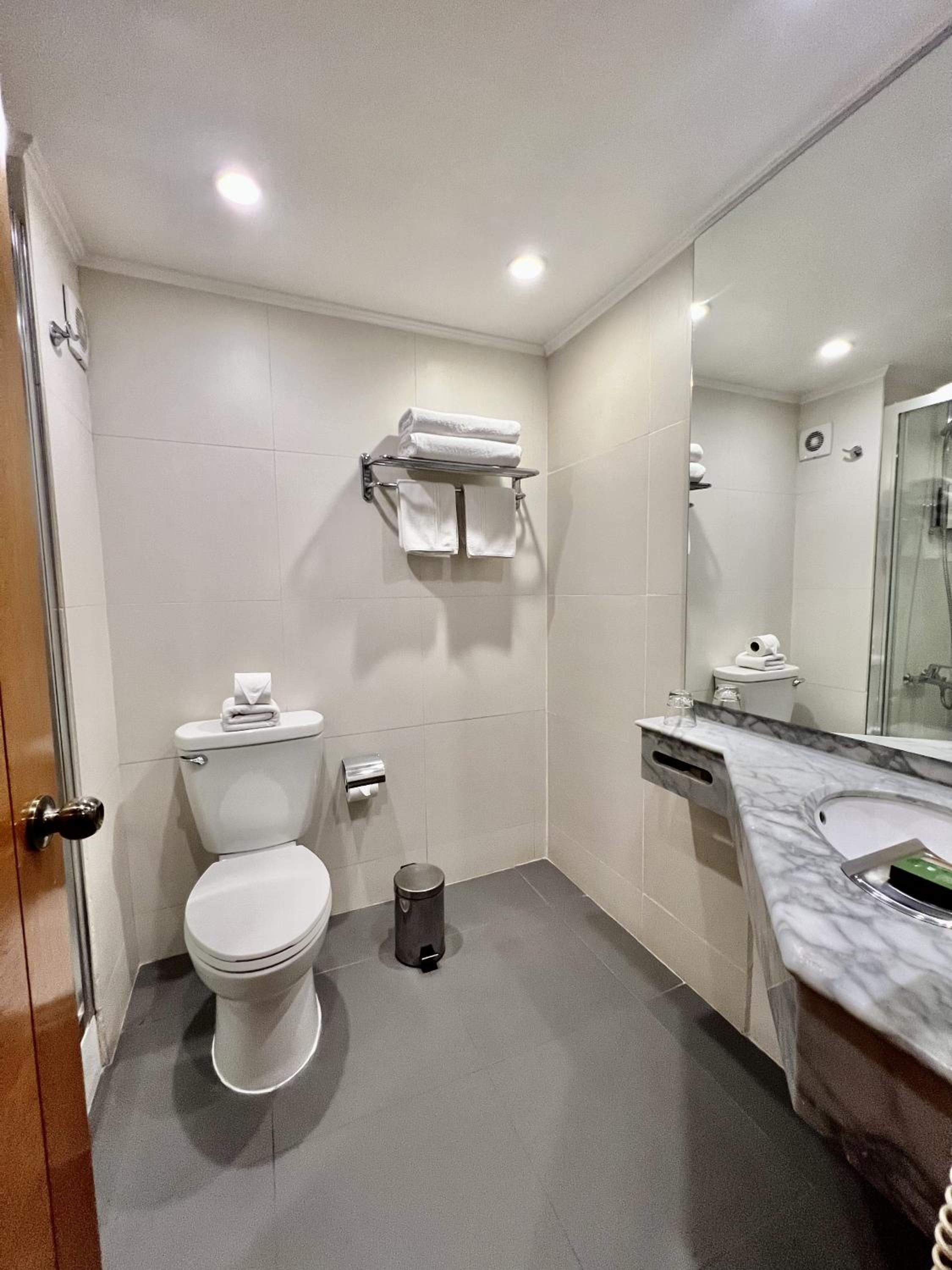 King Room - Non-Smoking - Photo 2
