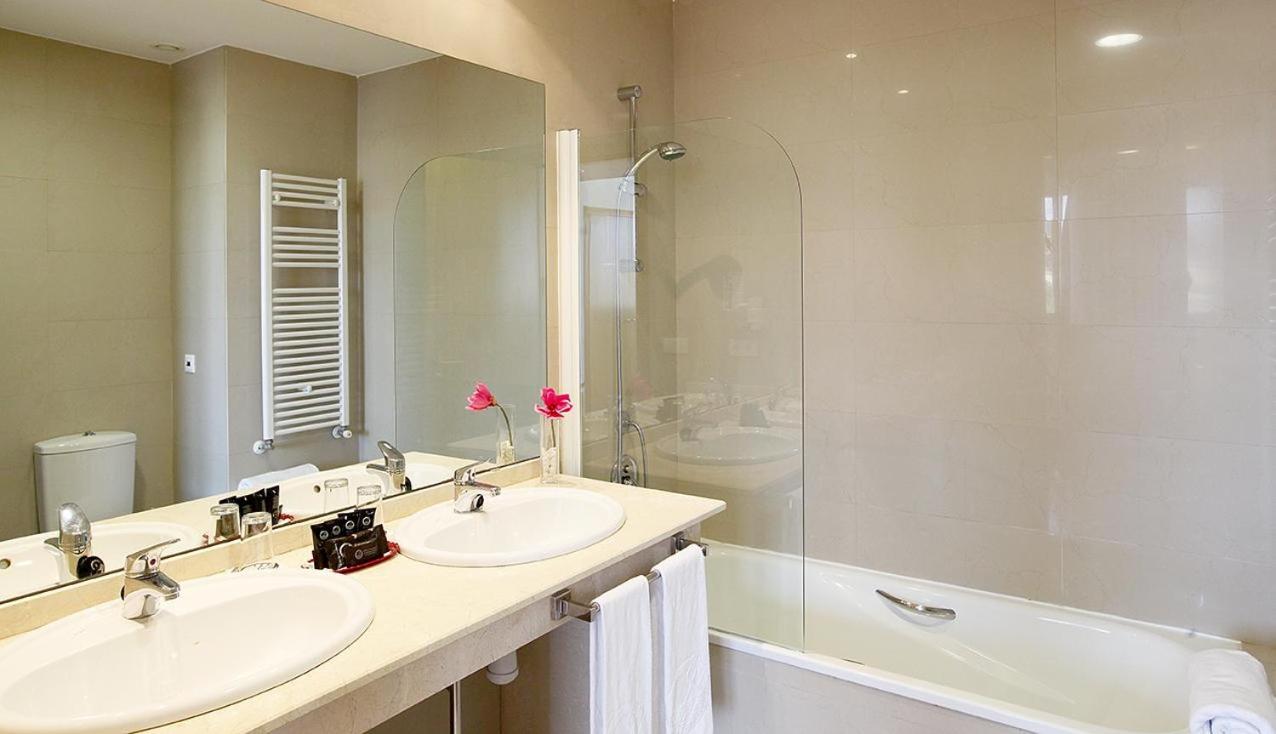 Double or Twin Room (2 Adults) - Photo 11
