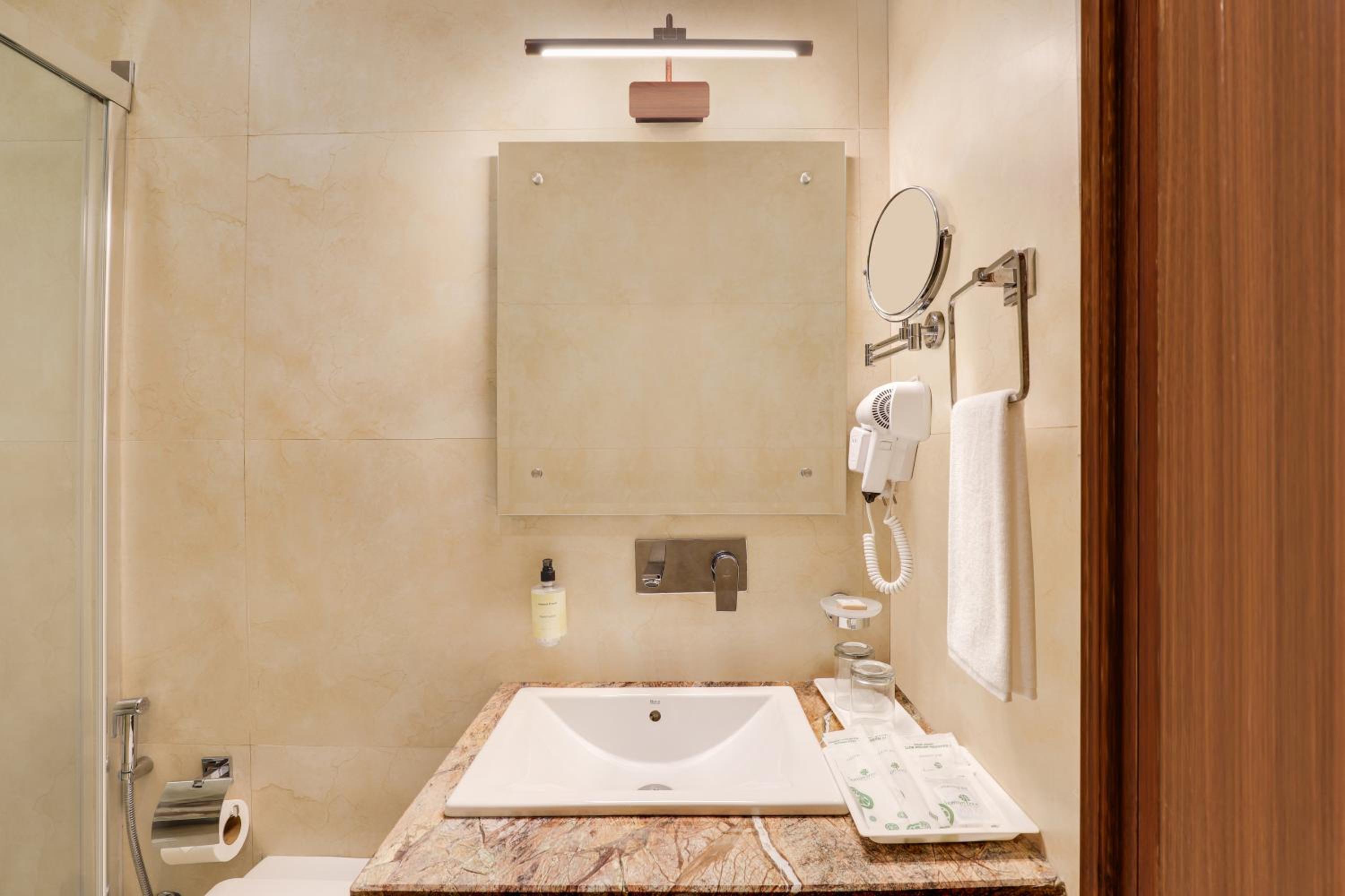 Deluxe Room (30% Off on Laundry service for upto 8 clothing item,Complimentary Welcome Drink on arrival and 15% off on 1 session of 60 mins Massage) - Photo 2