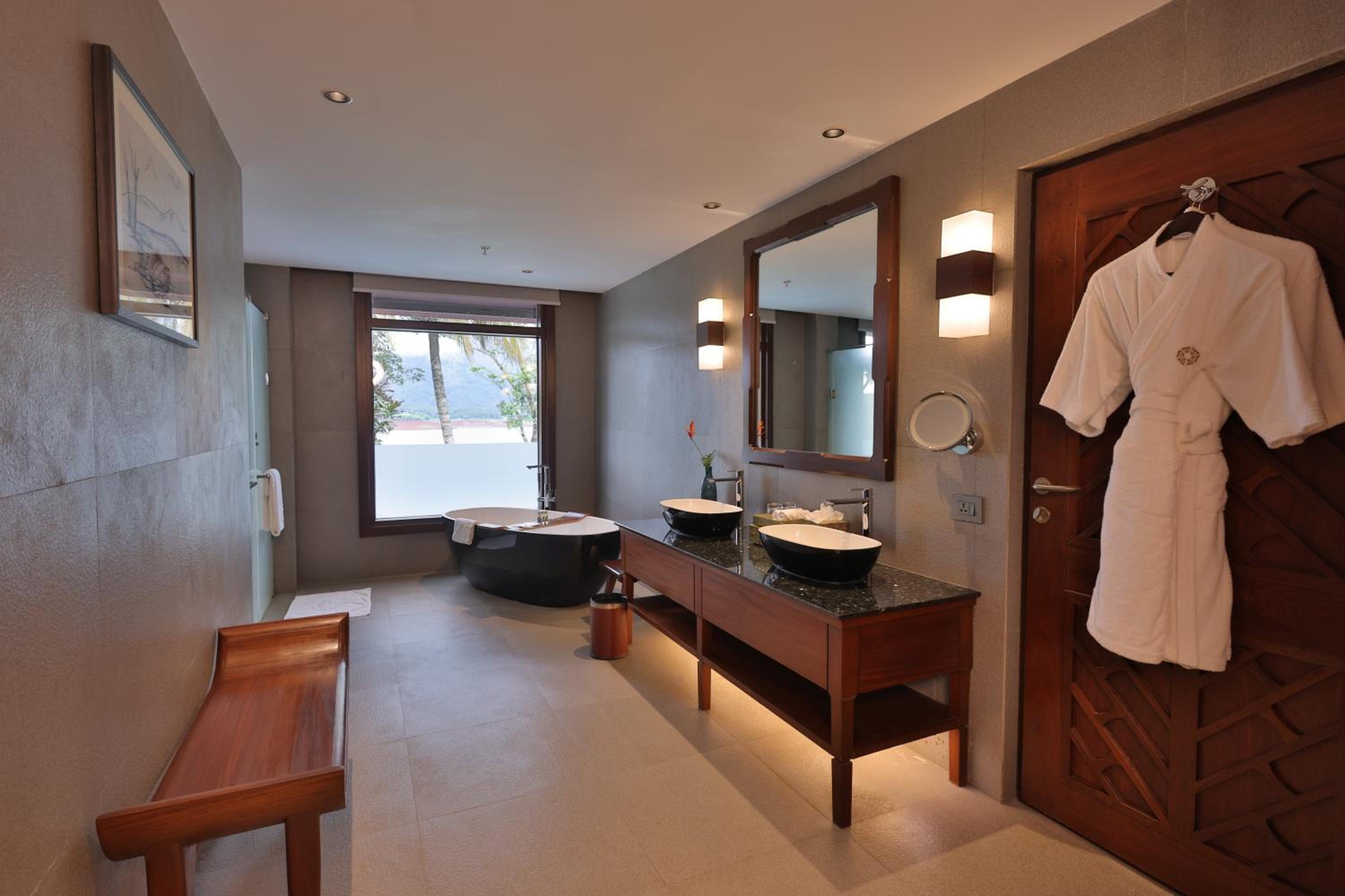 Grand Luxury Villa Lake View with Plunge Pool - Photo 9