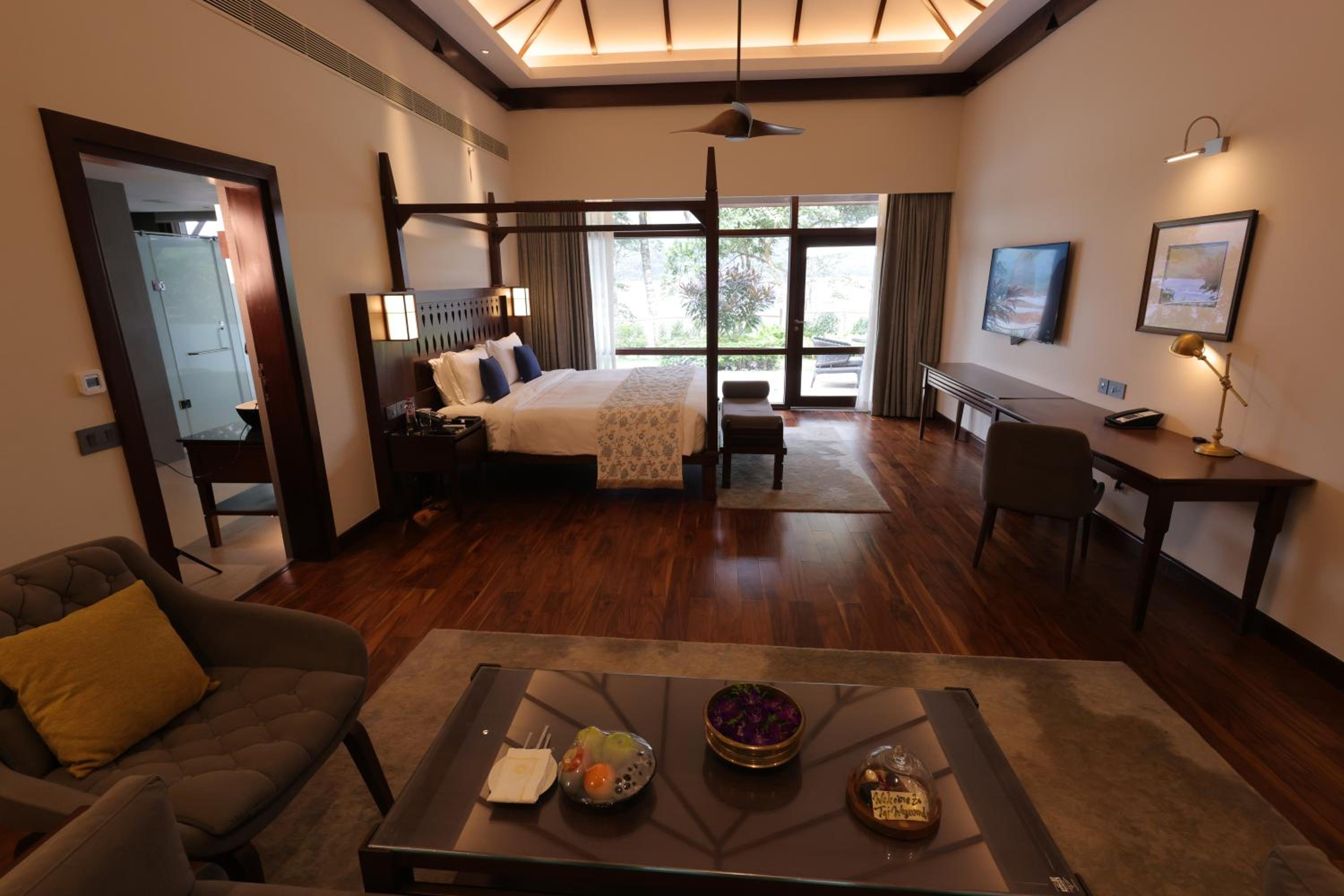 Grand Luxury Villa Lake View with Plunge Pool - Photo 13