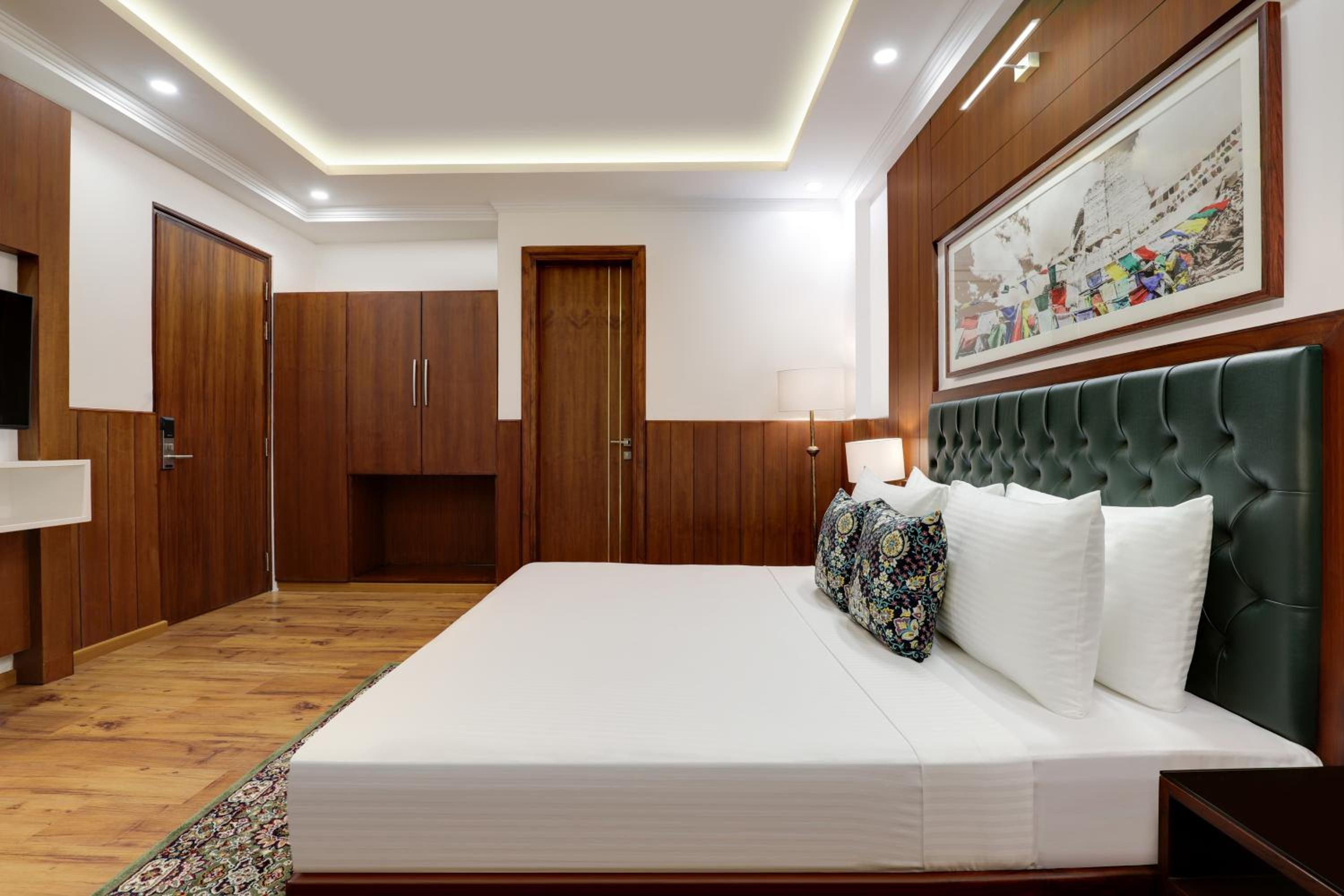 Superior King Room (30% Off on Laundry service for upto 8 clothing item,Complimentary Welcome Drink on arrival and 15% off on 1 session of 60 mins Massage) - Photo 9