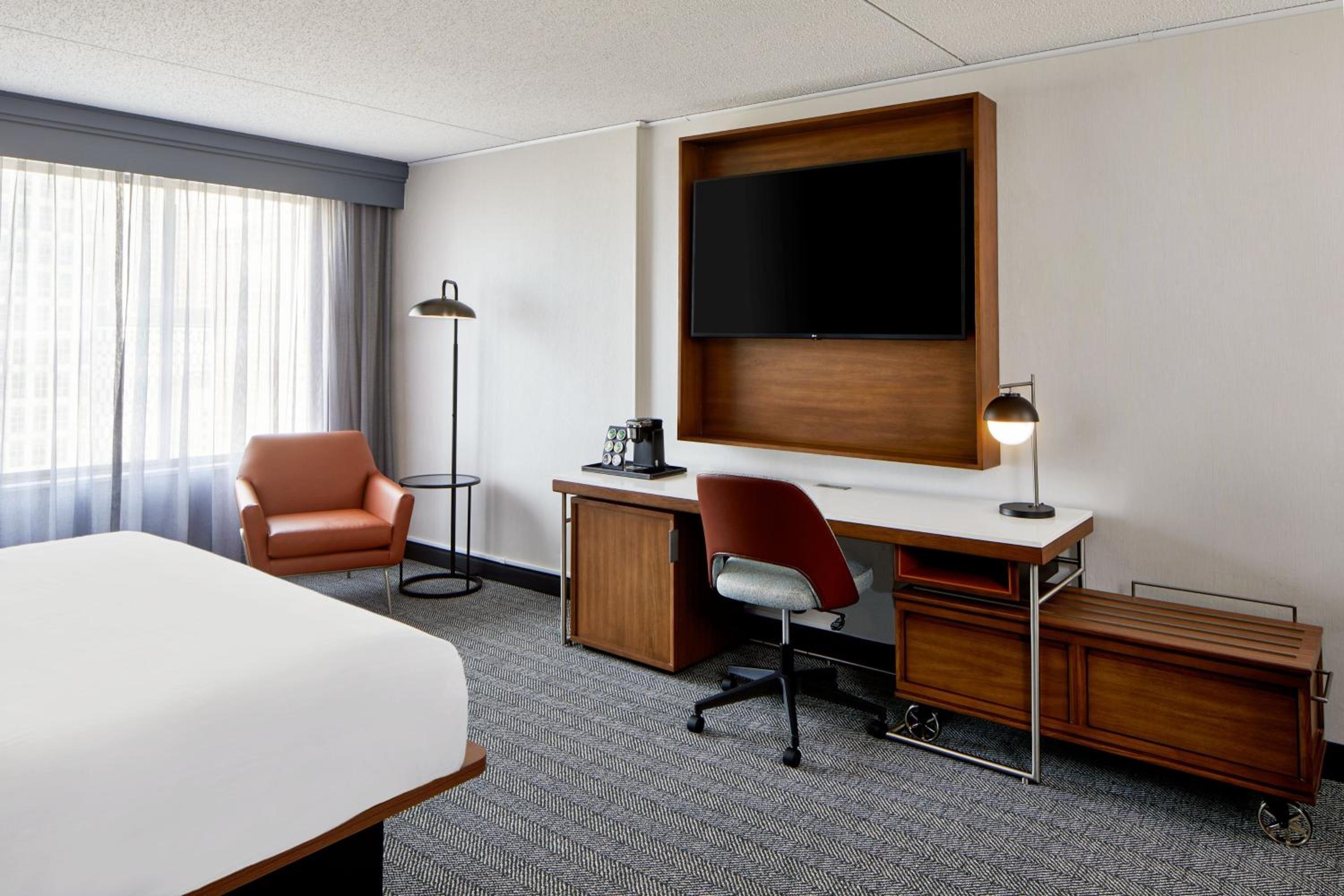 Executive King Room with Sofa Bed - Photo 2