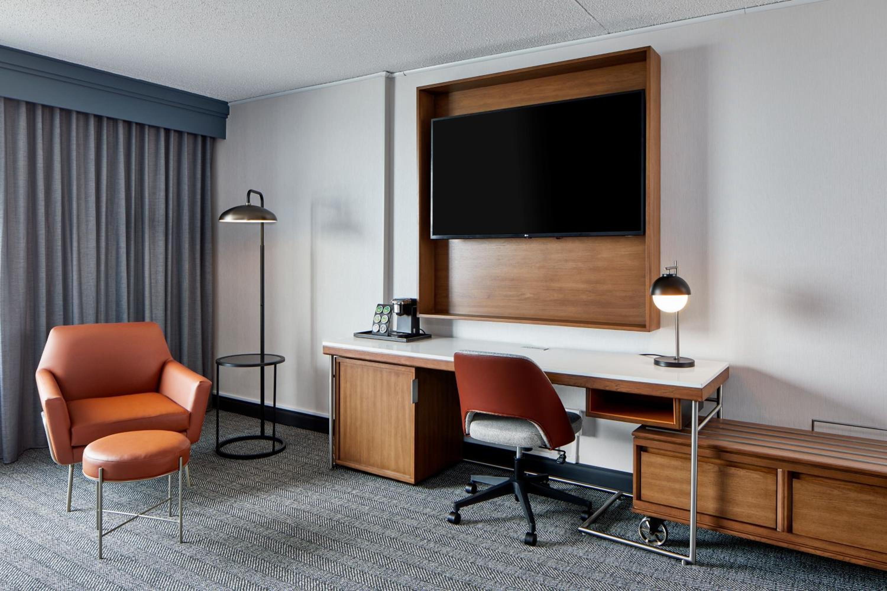 Executive King Room with Sofa Bed - Photo 3
