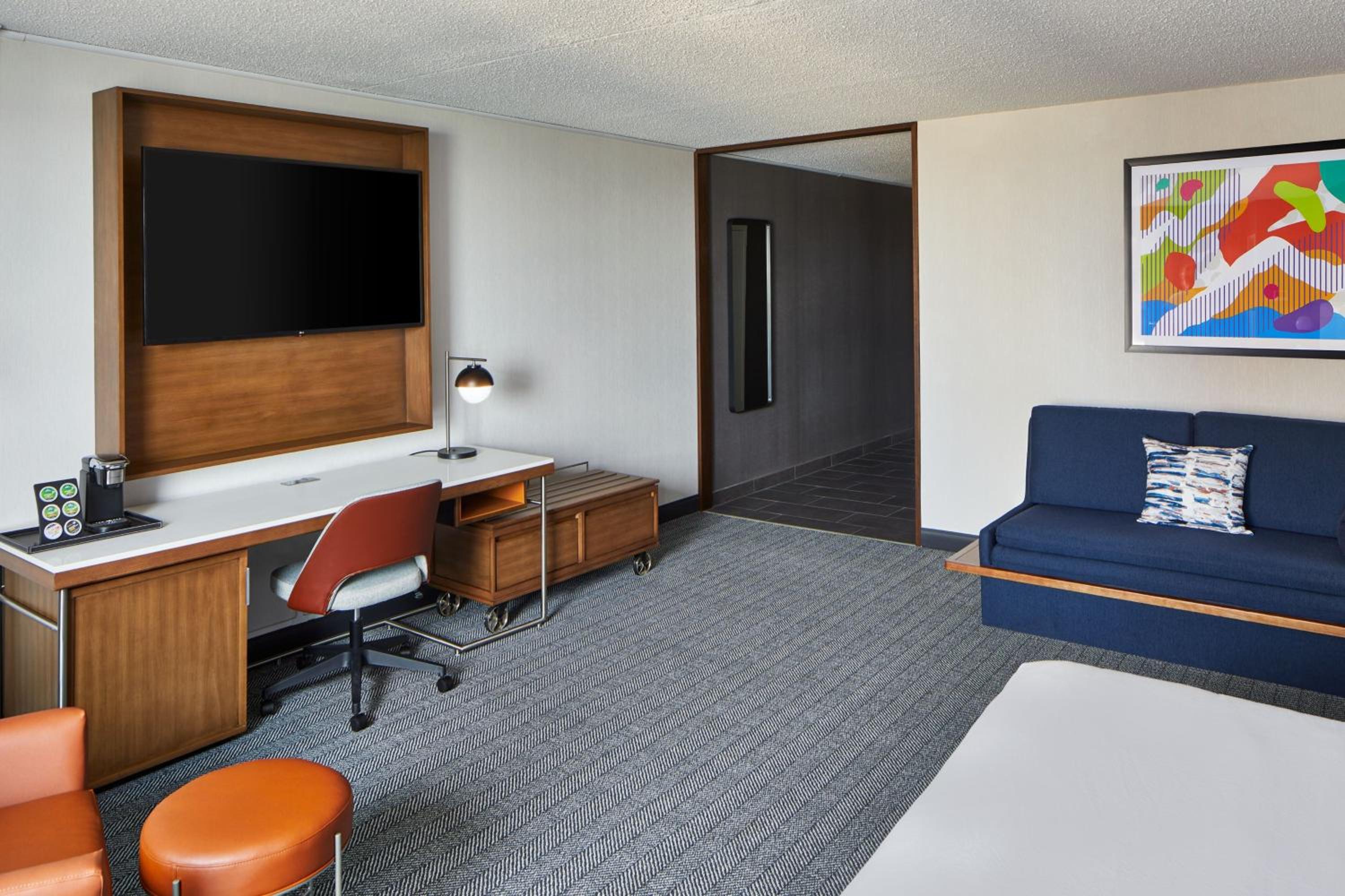 Executive King Room with Sofa Bed - Photo 4