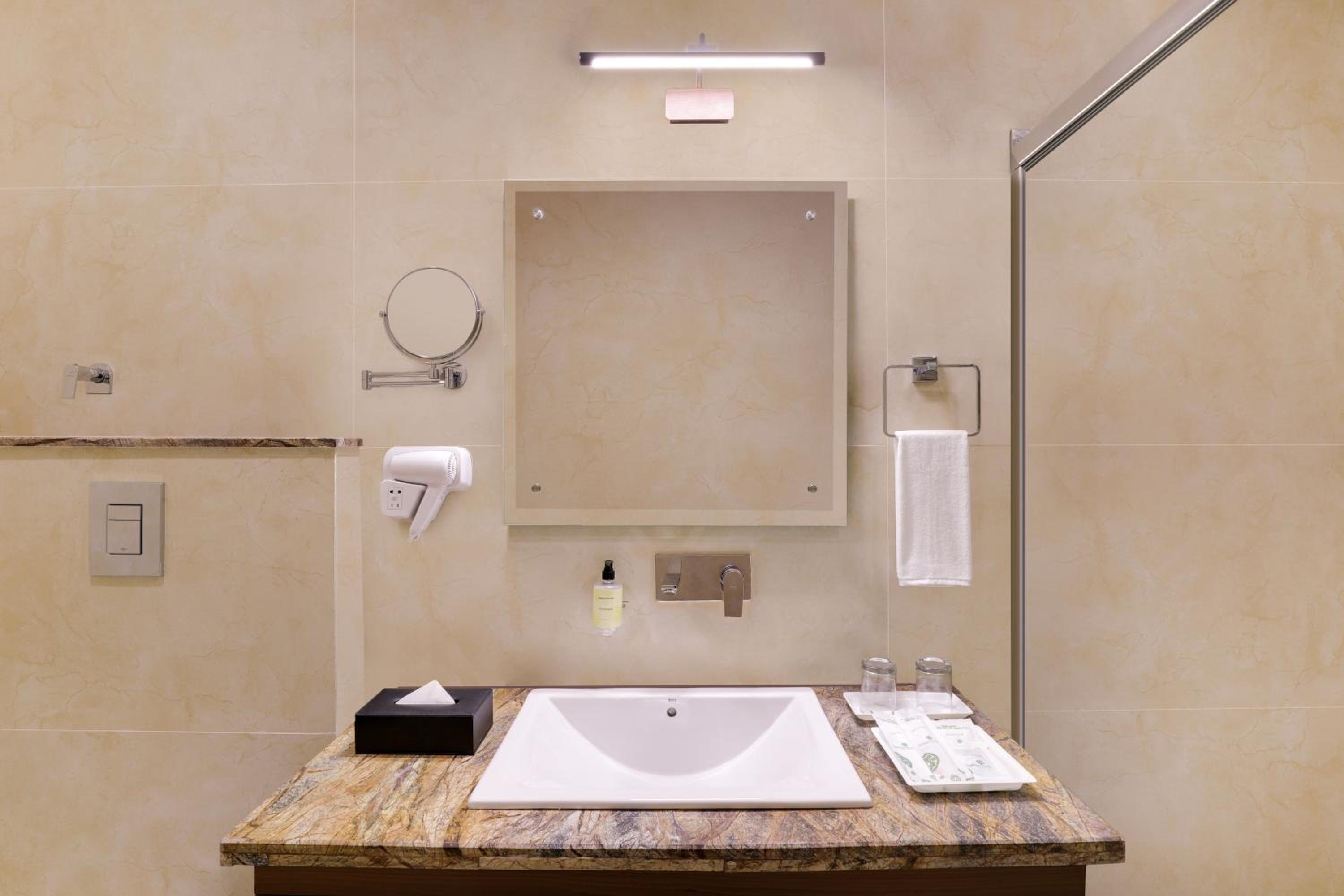 Superior King Room (30% Off on Laundry service for upto 8 clothing item,Complimentary Welcome Drink on arrival and 15% off on 1 session of 60 mins Massage) - Photo 3