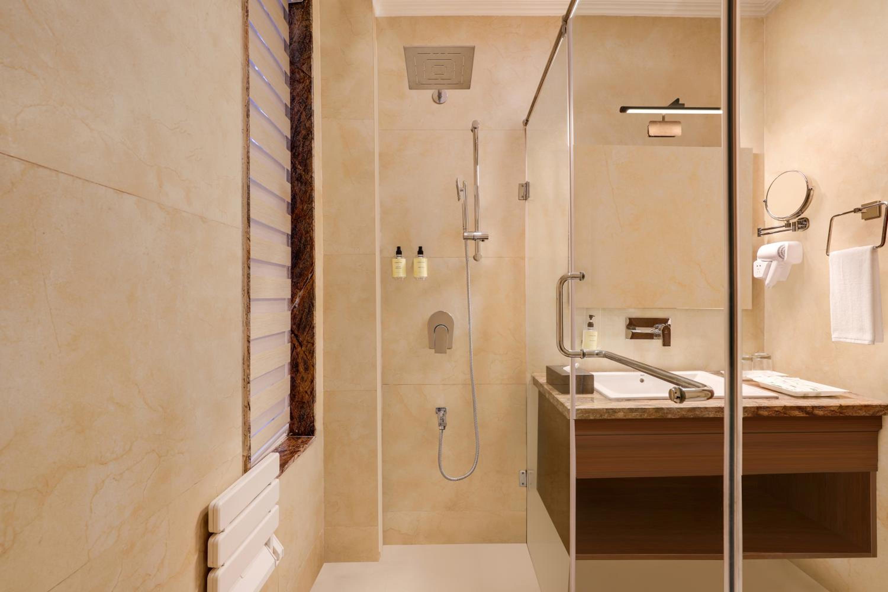 Deluxe Room (30% Off on Laundry service for upto 8 clothing item,Complimentary Welcome Drink on arrival and 15% off on 1 session of 60 mins Massage) - Photo 3