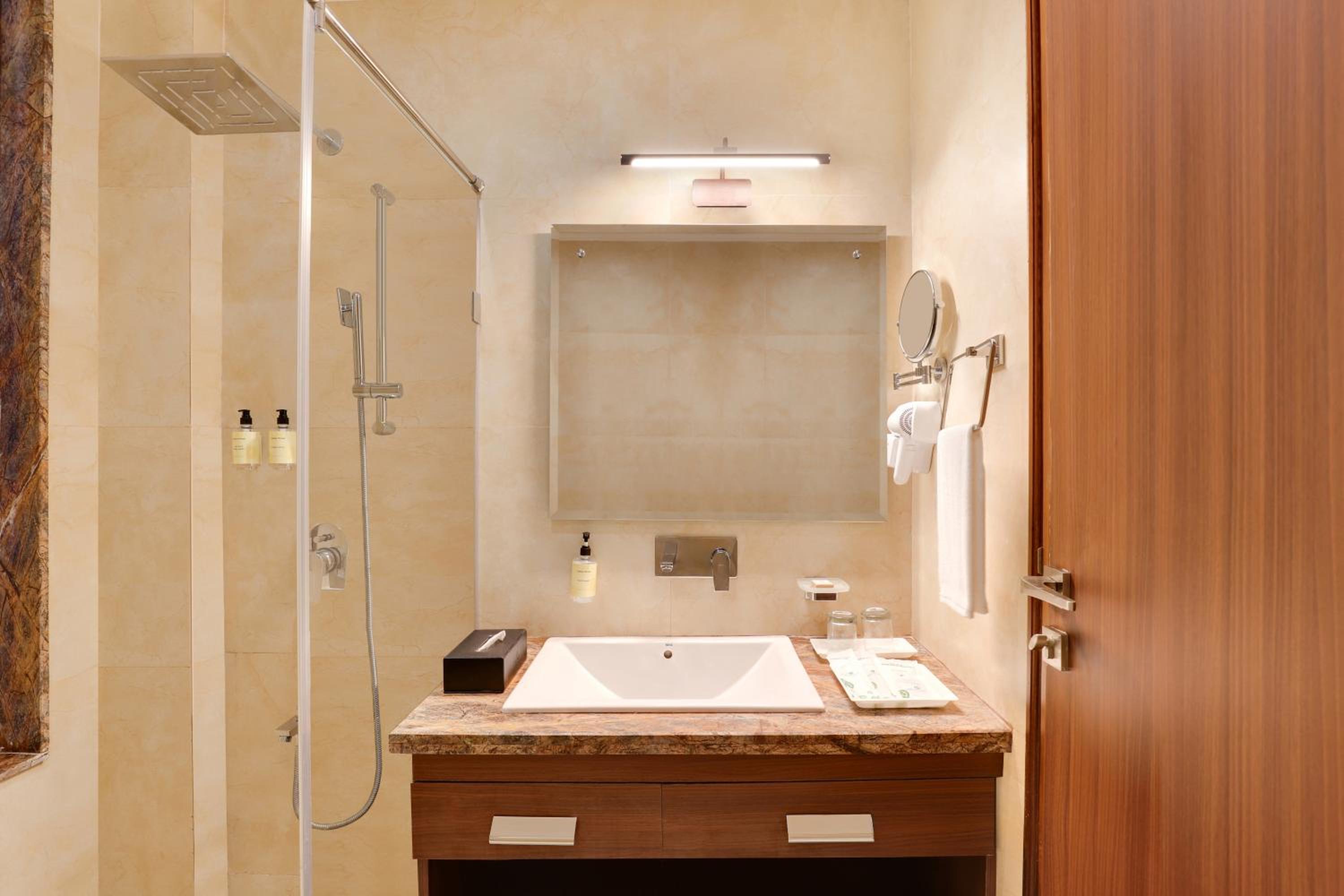 Executive King Room (30% Off on Laundry service for upto 8 clothing item,Complimentary Welcome Drink on arrival and 15% off on 1 session of 60 mins Massage) - Photo 3