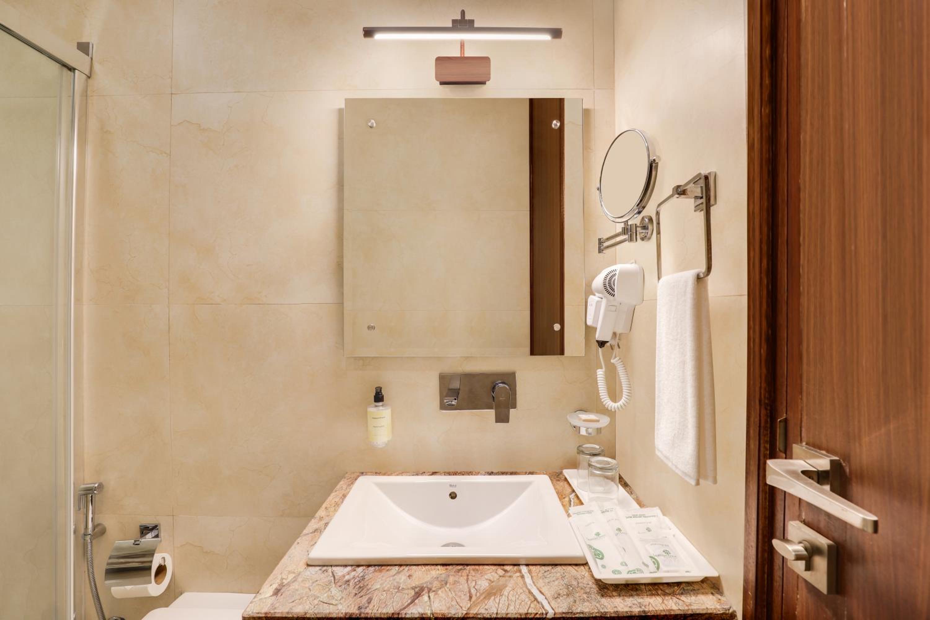 Executive King Room (30% Off on Laundry service for upto 8 clothing item,Complimentary Welcome Drink on arrival and 15% off on 1 session of 60 mins Massage) - Photo 2