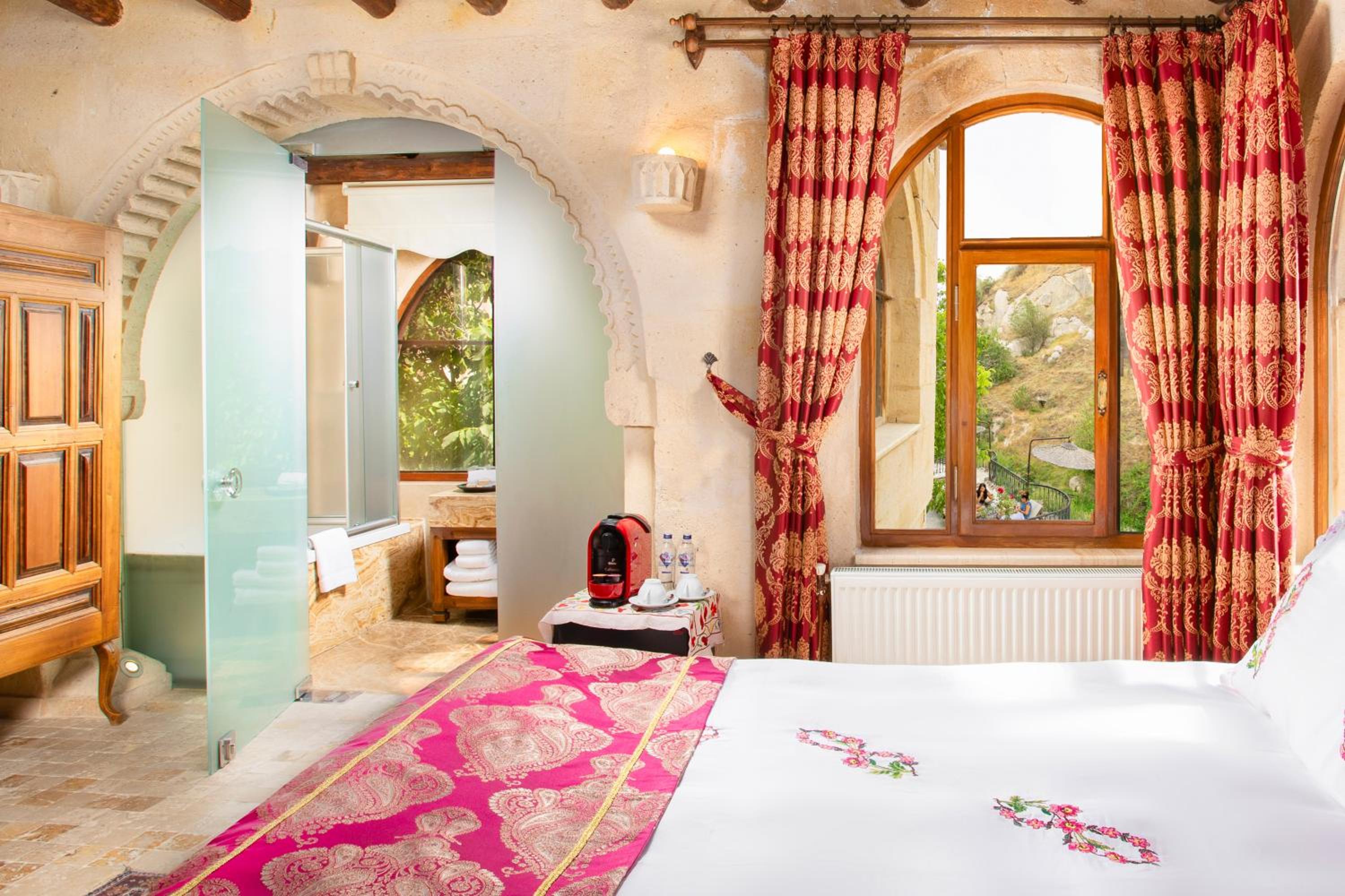 Deluxe Cave Room - Photo 19