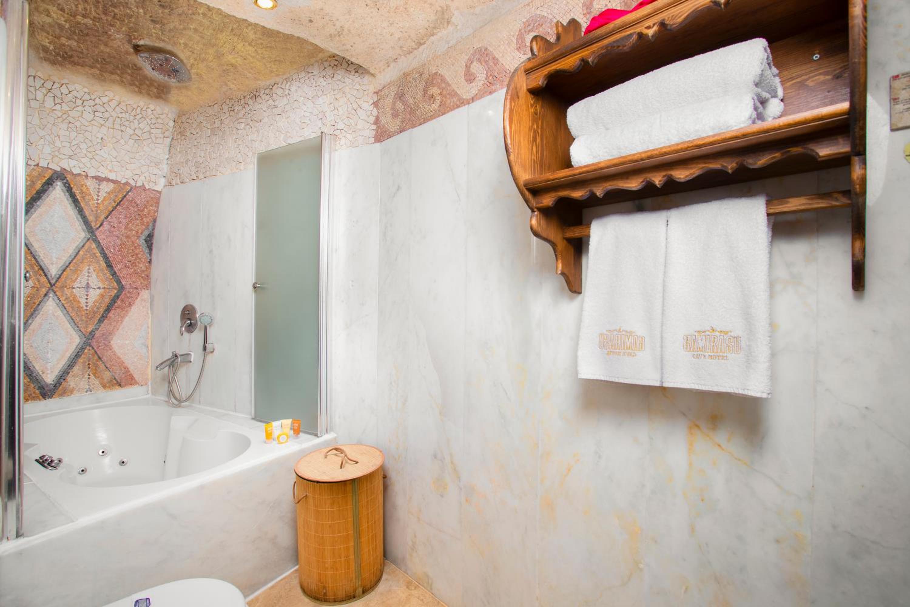 Cave Suite - Photo 9