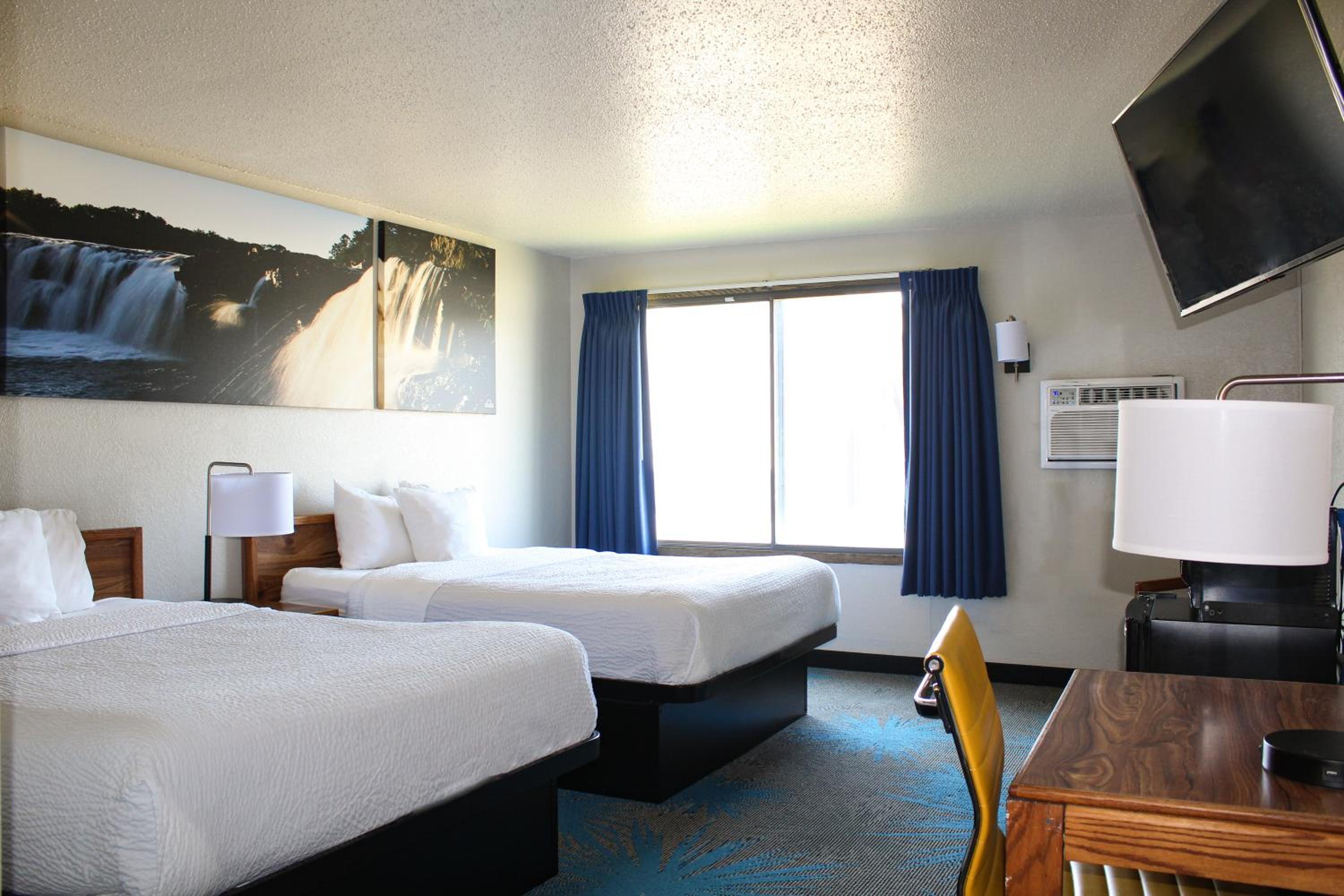 Queen Room with Two Queen Beds - Non-Smoking - Photo 3