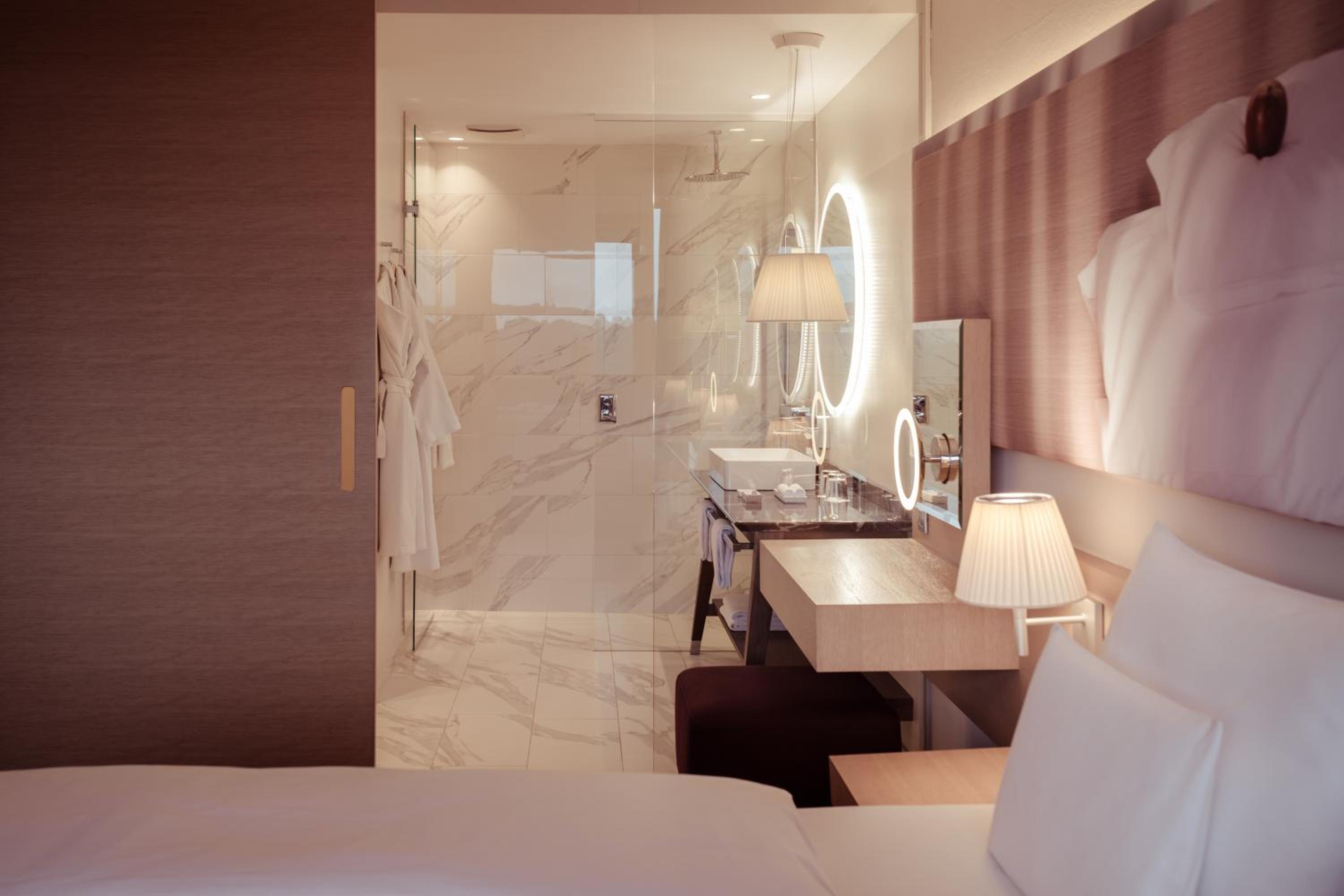 Deluxe Room with Balcony photo 1