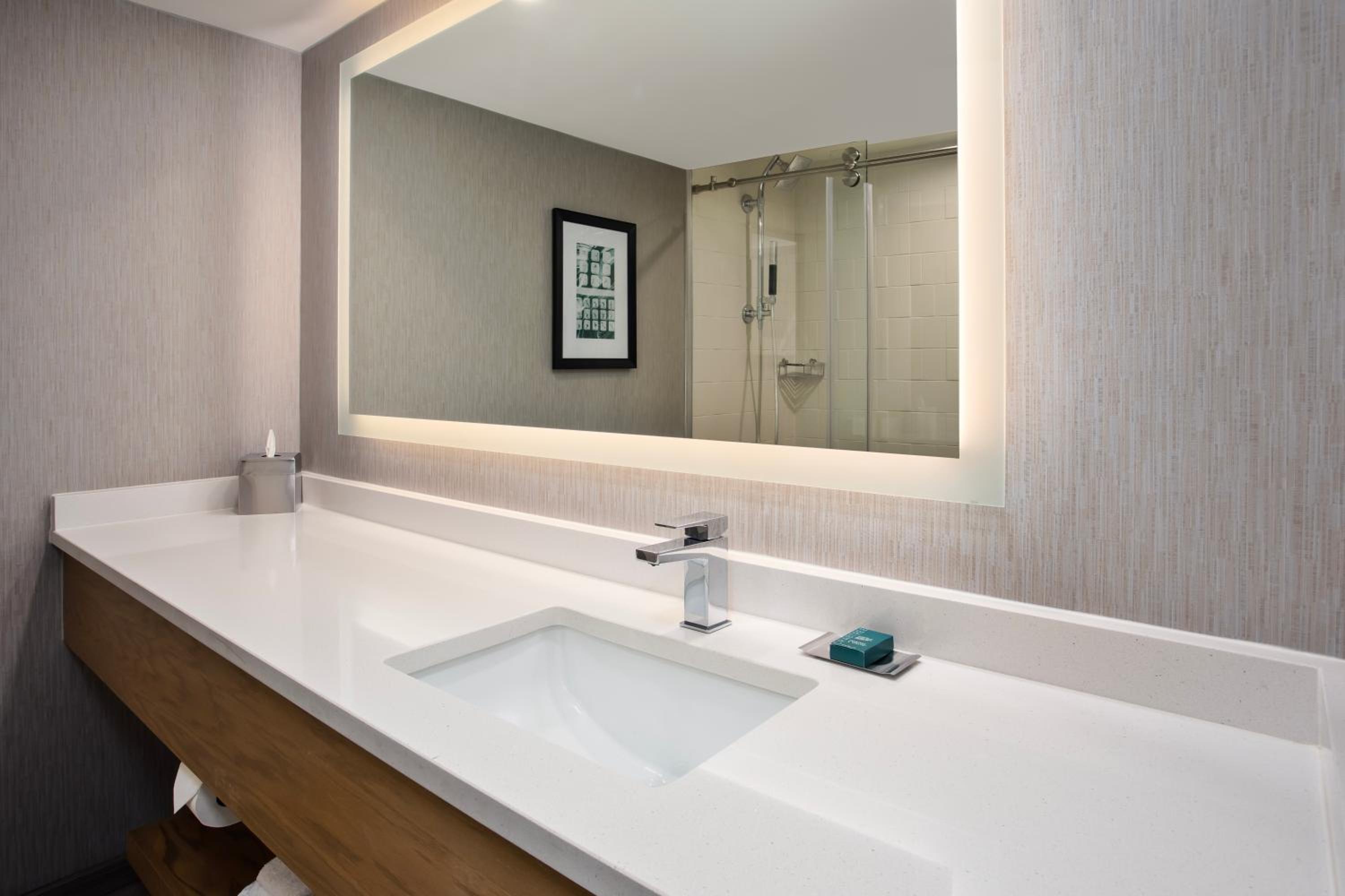 Double Room with Two Double Beds and Mobility Accessible Tub photo 2