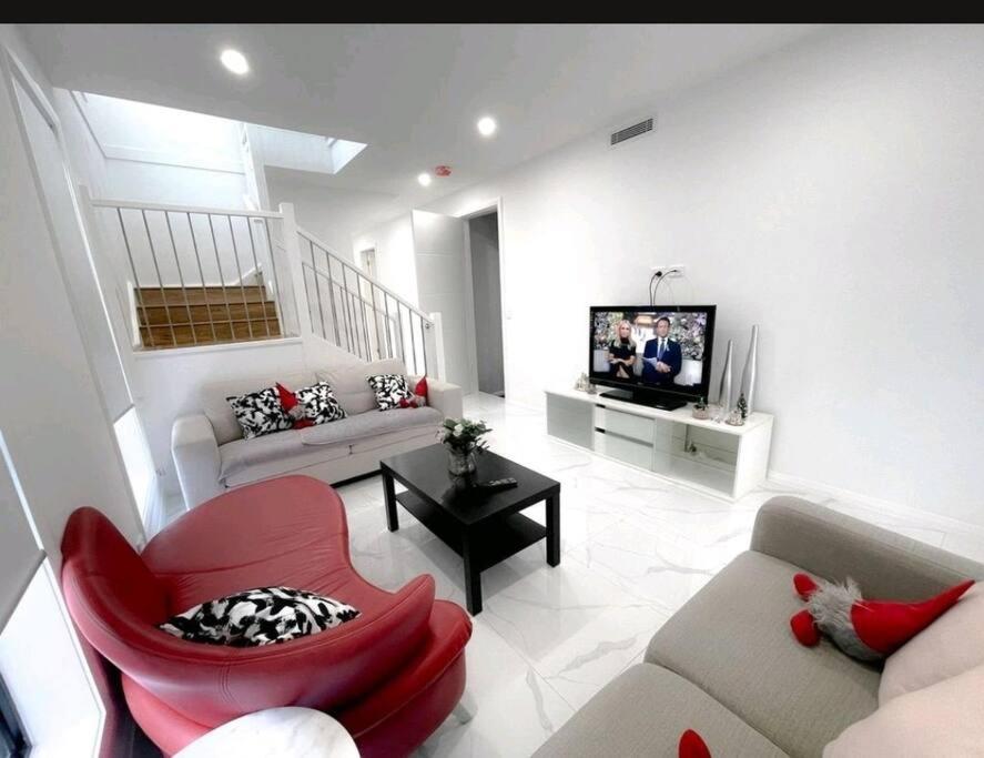 Five-Bedroom House photo 1