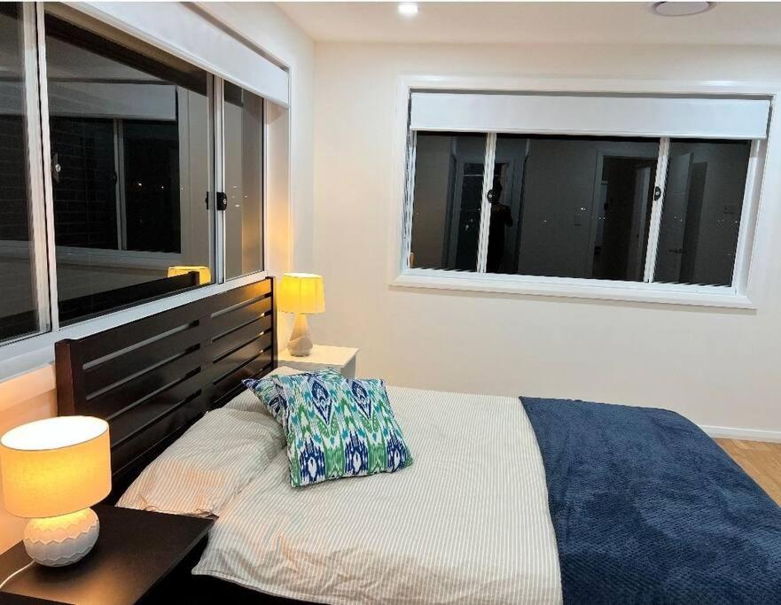 Five-Bedroom House photo 2