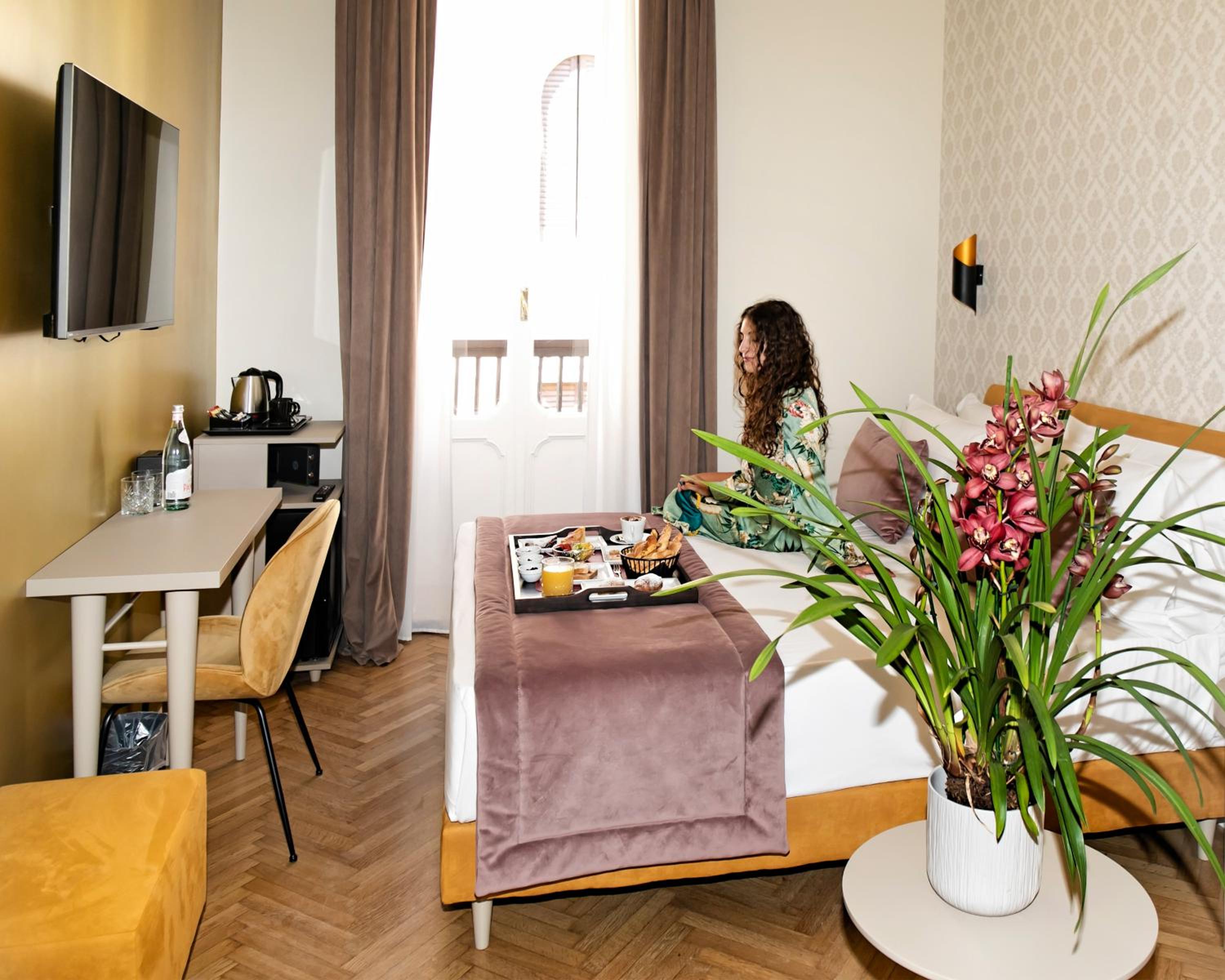 Double Room thumbnail 5
