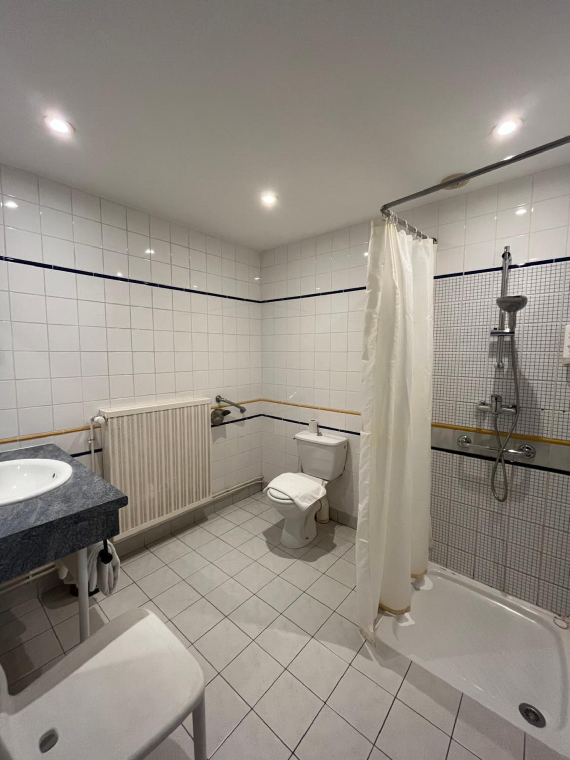 Standard Double Room - Photo 8