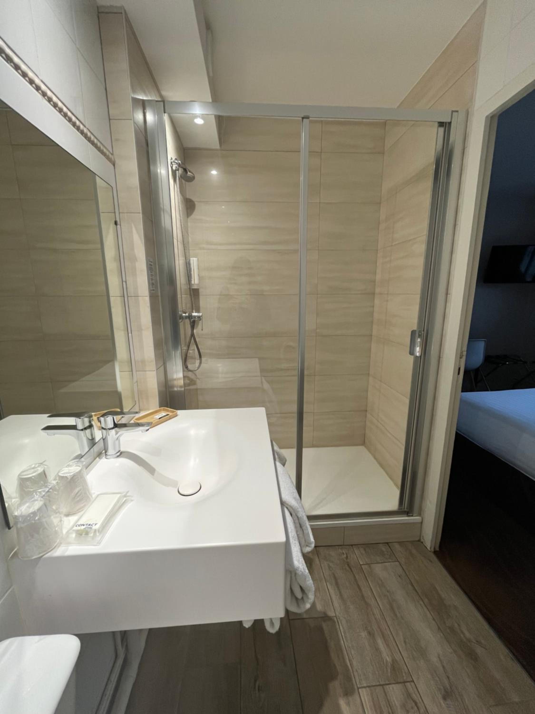 Standard Double Room - Photo 9