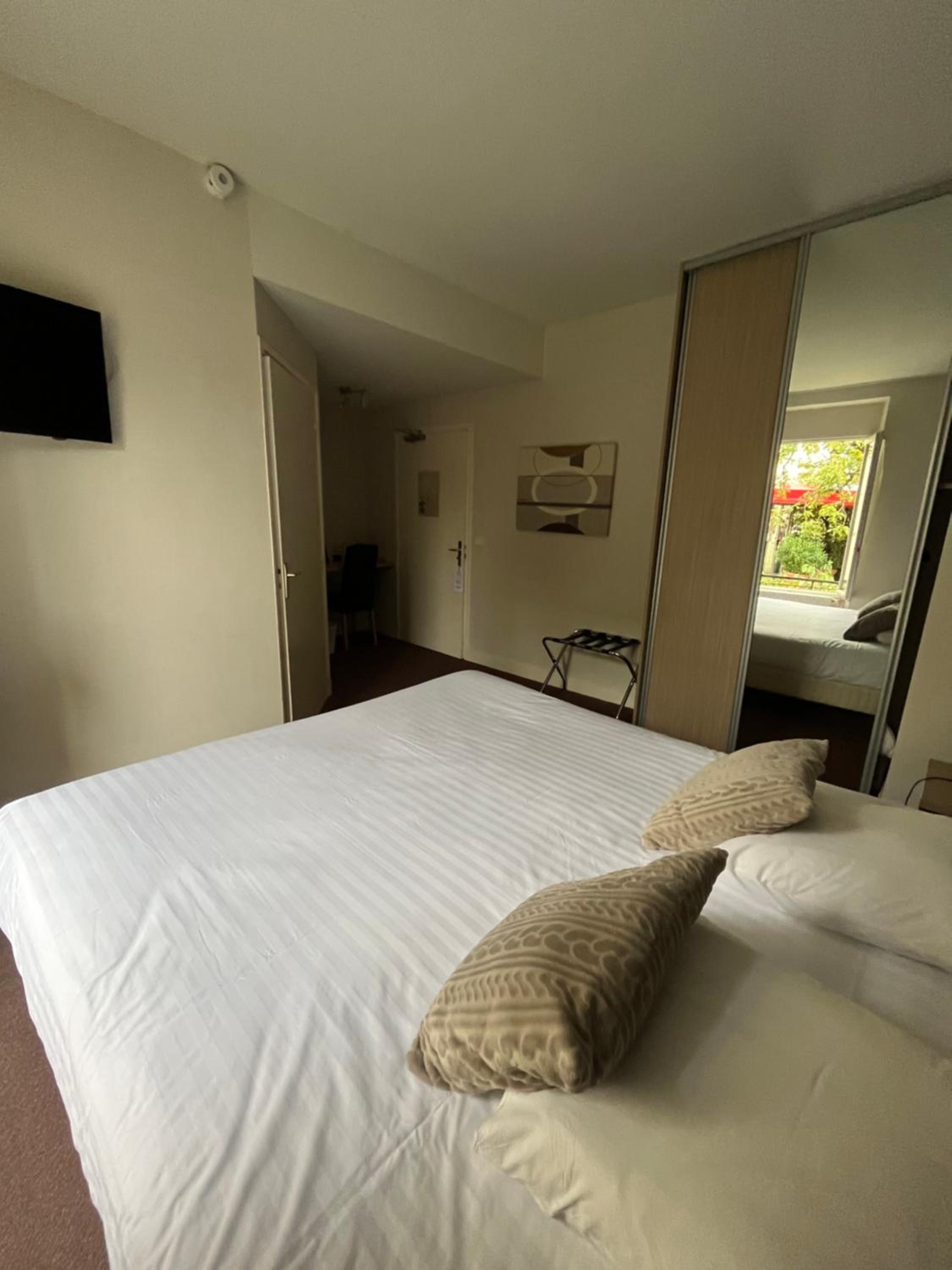 Standard Double Room - Photo 6