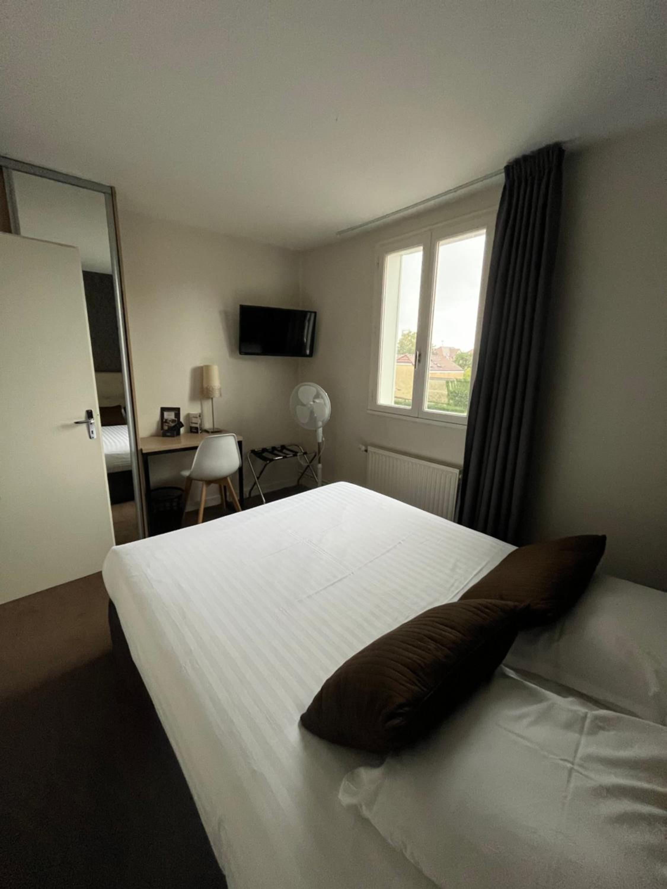 Standard Double Room - Photo 10
