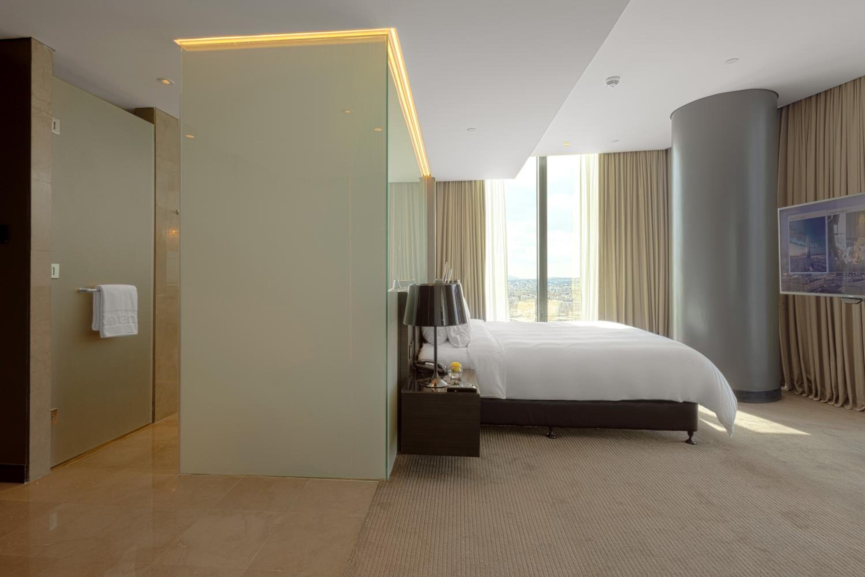 Large Corner High Floor Room King Bed City View photo 3
