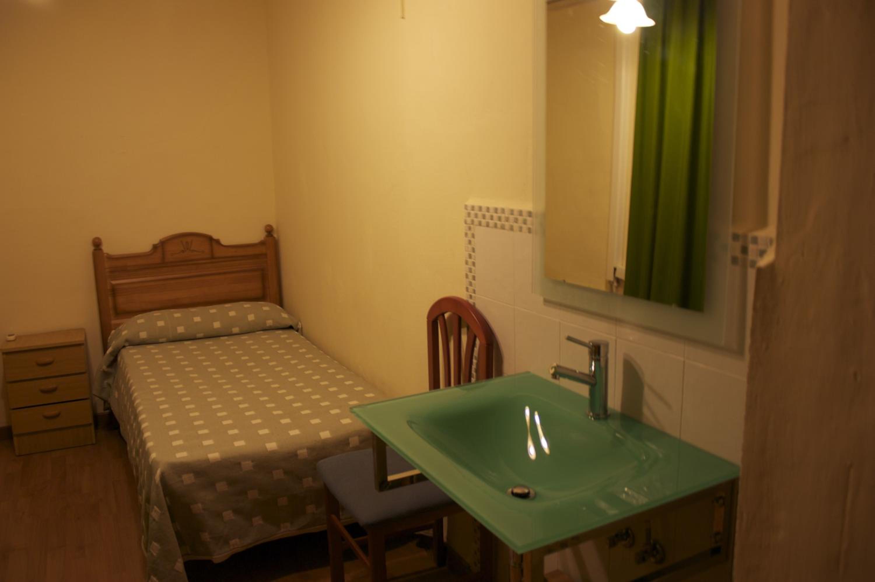 Habitación individual con baño compartido