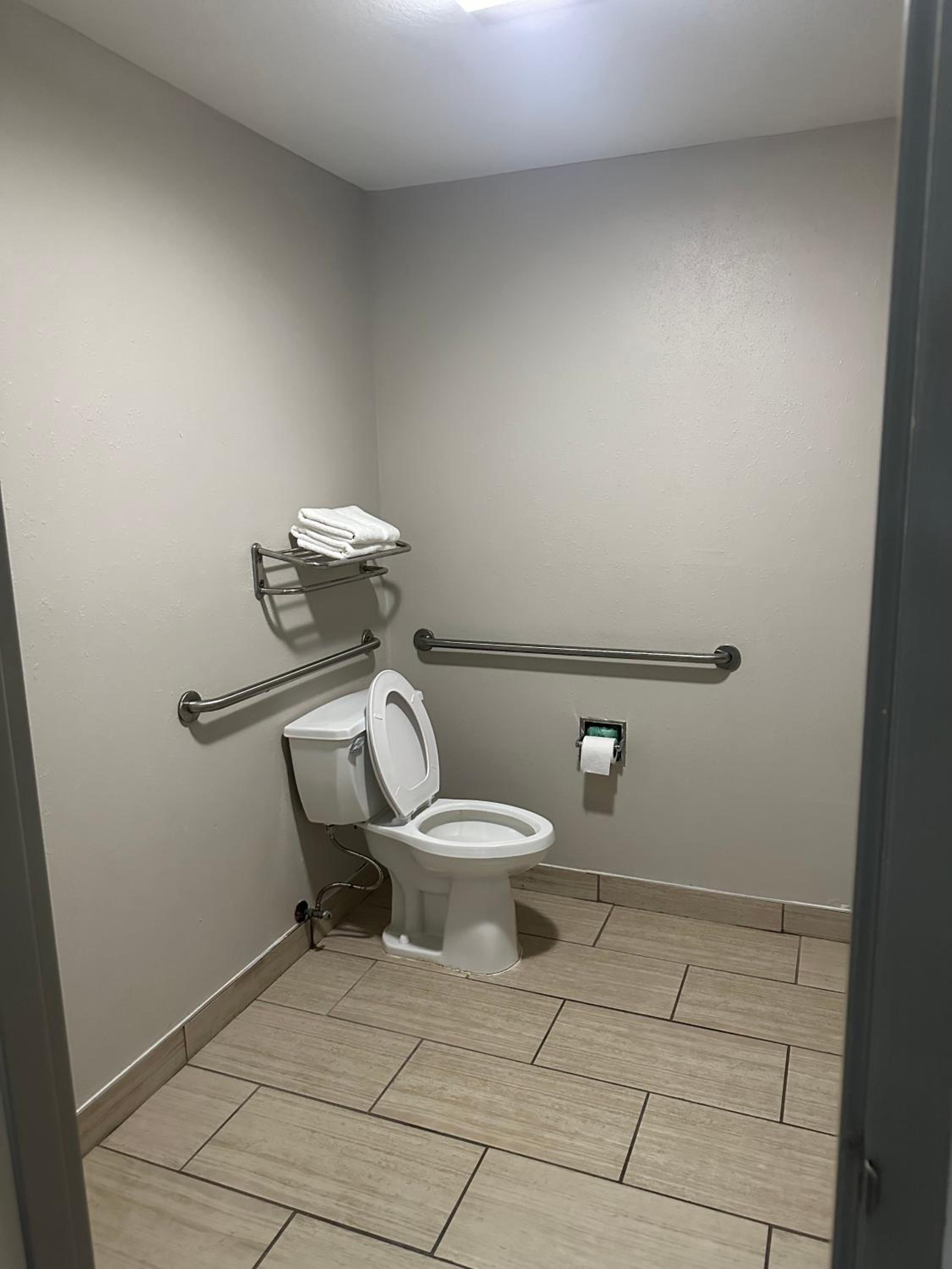 King Room - Disability Access - Non-Smoking - Photo 7