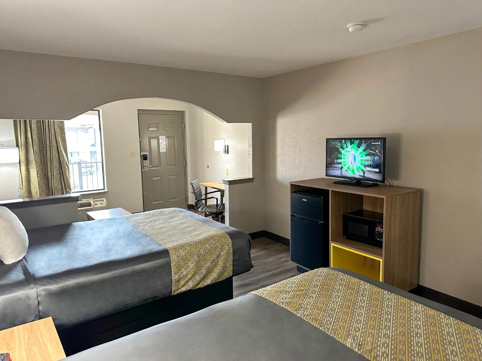 Suite with Two Queen Beds - Non-Smoking - Photo 4
