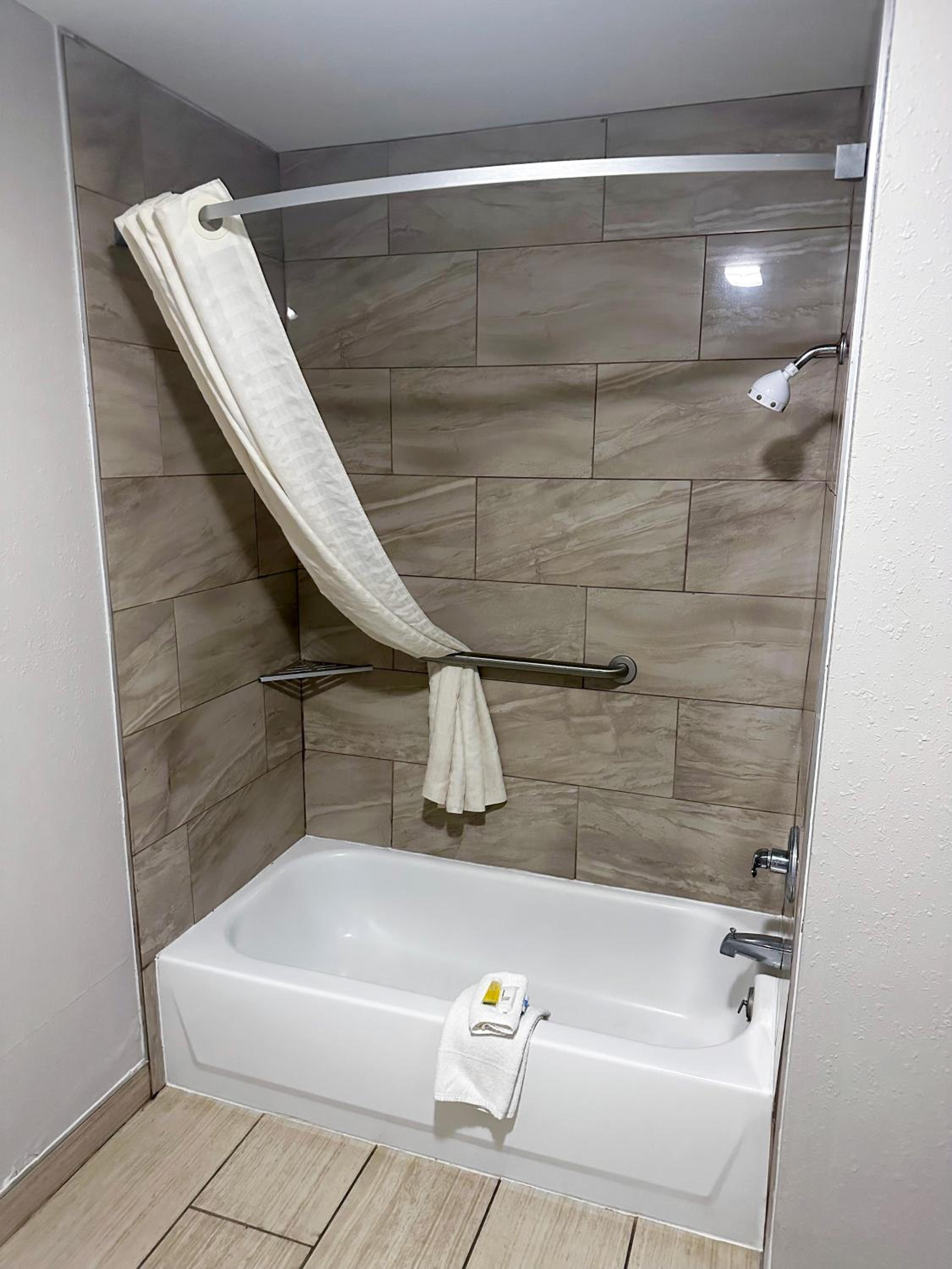 Queen Room with Two Queen Beds - Smoking - Photo 9