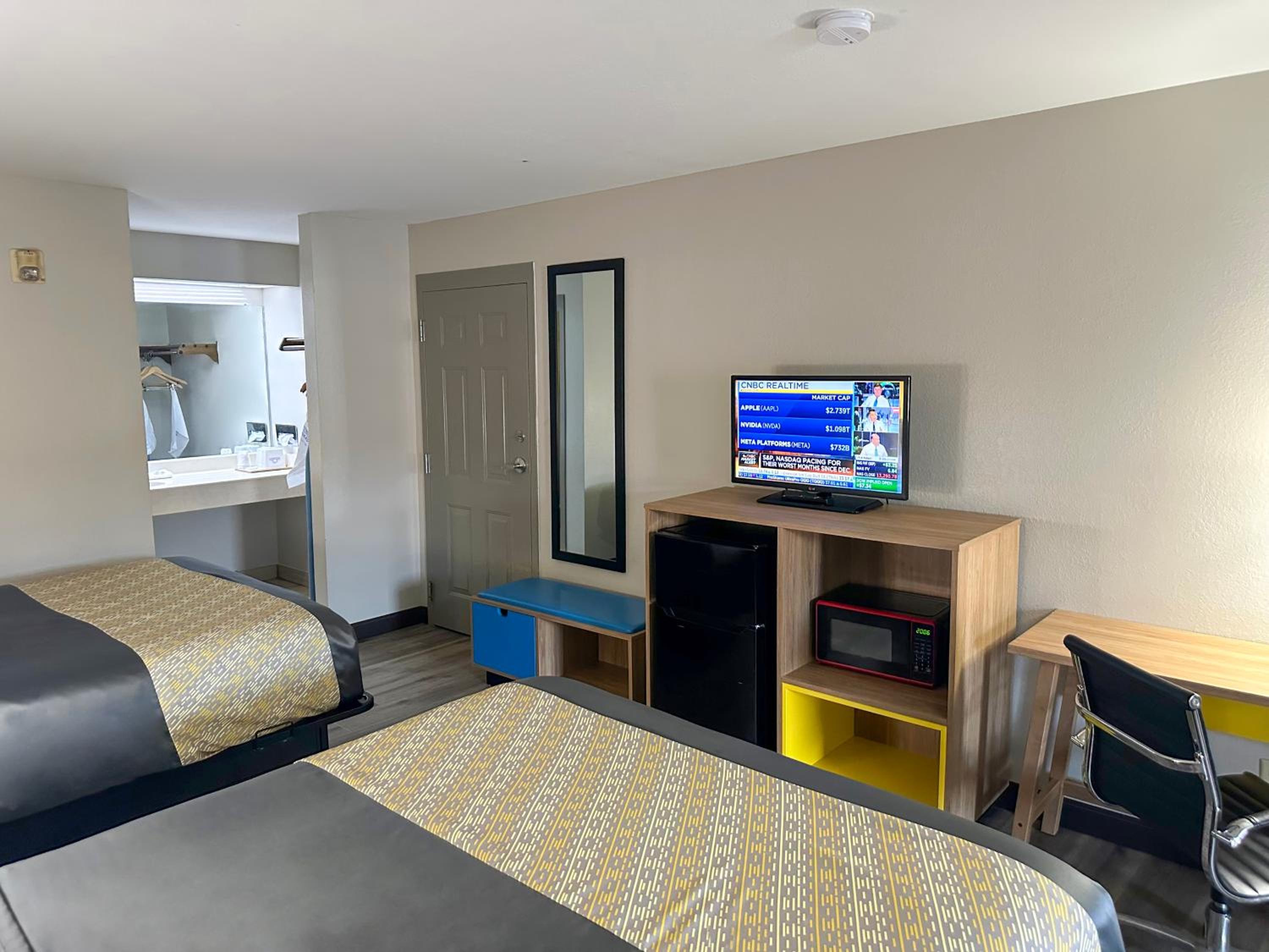 Queen Room with Two Queen Beds - Smoking - Photo 4