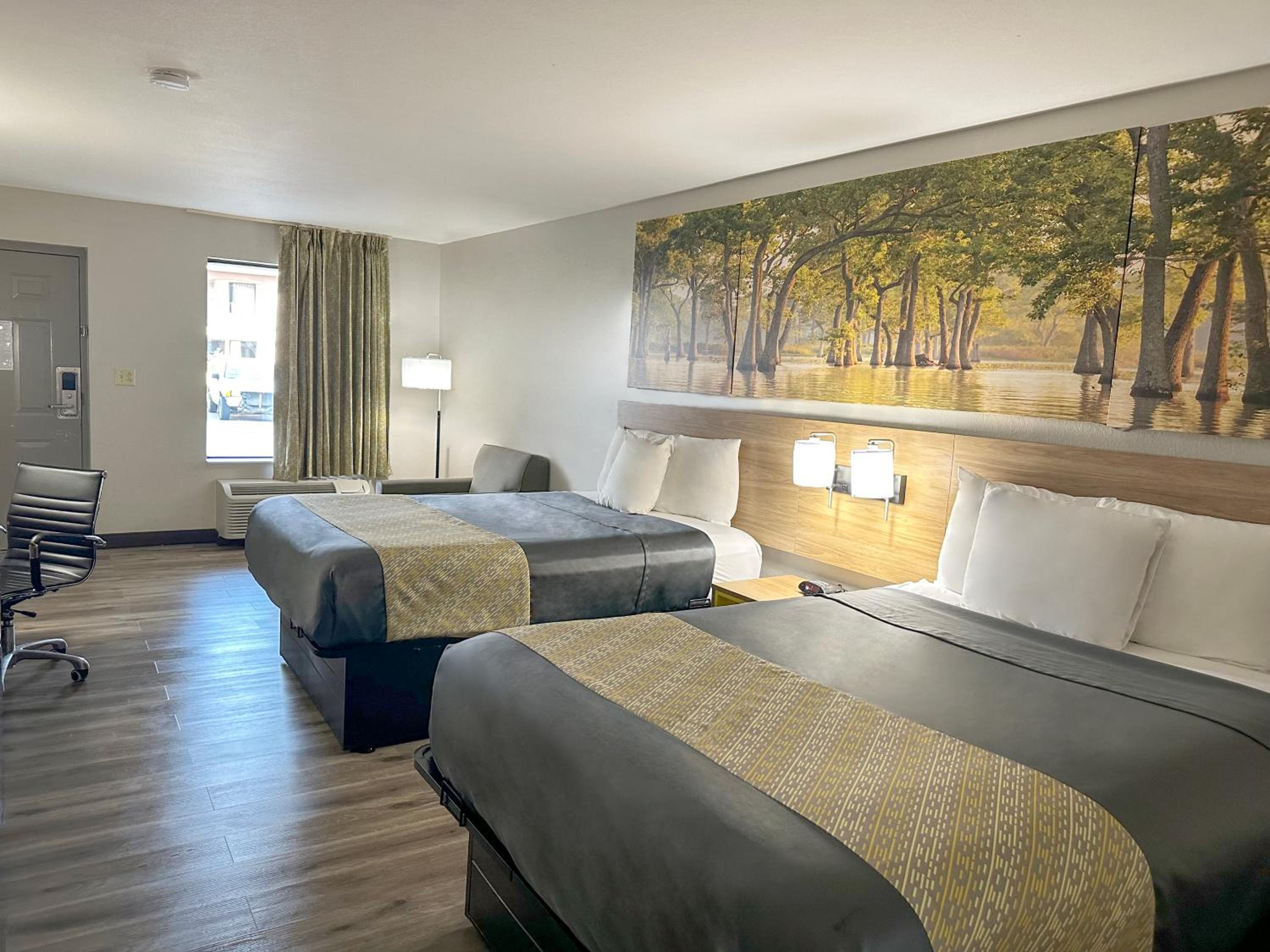 Queen Room with Two Queen Beds - Smoking - Photo 3