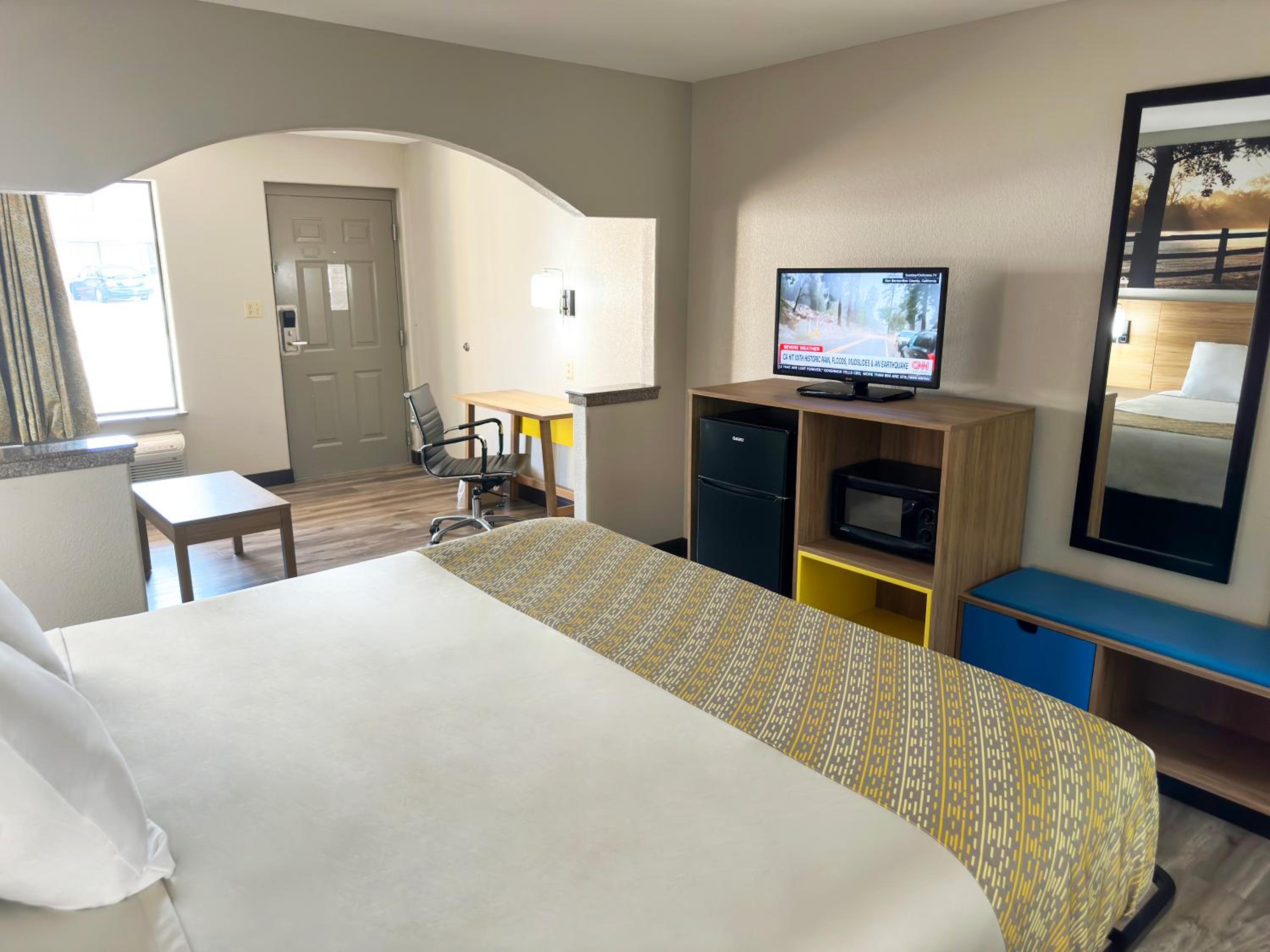 King Suite - Mobility Accessible/Smoking - Photo 3