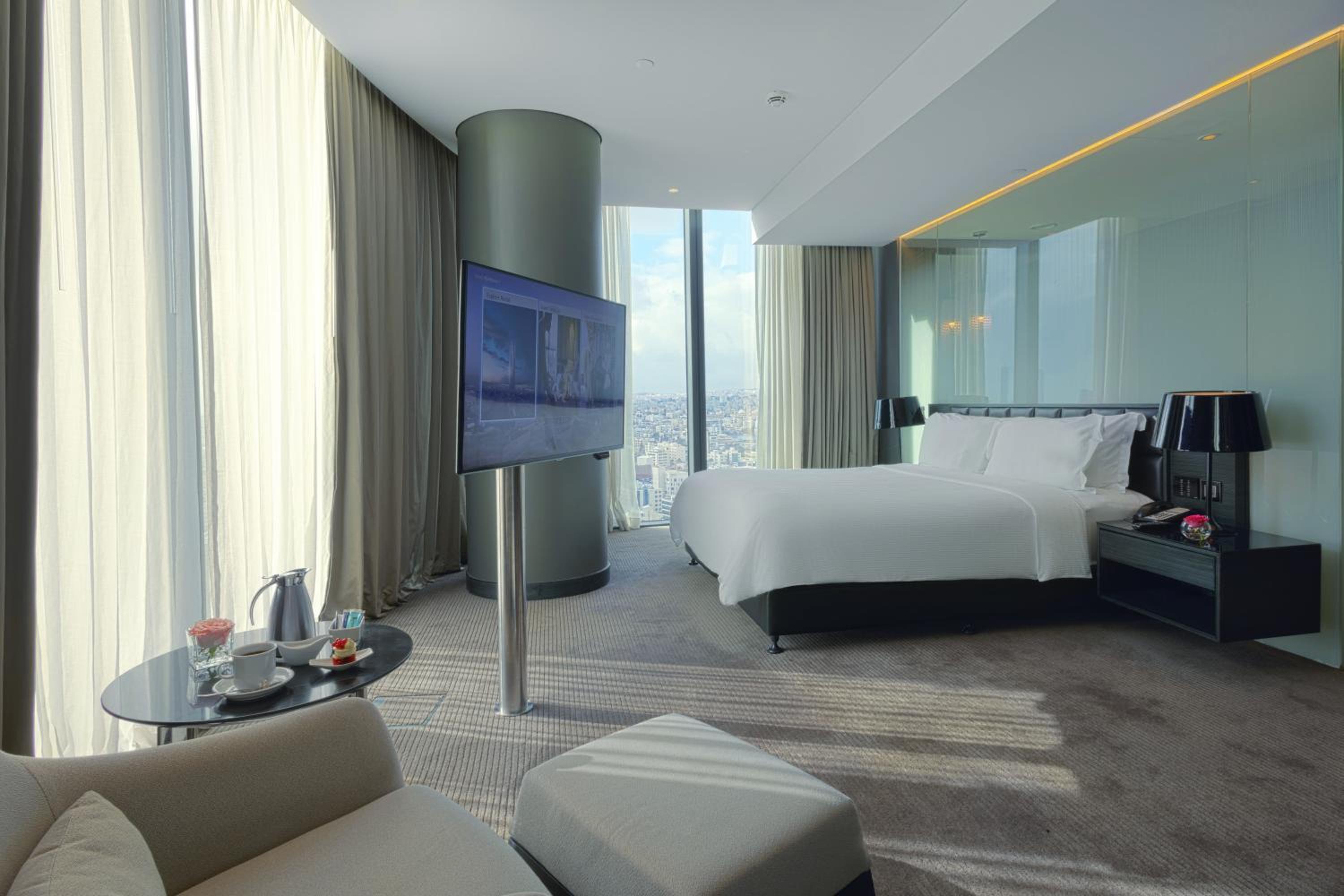 Large Corner Room King Bed City View