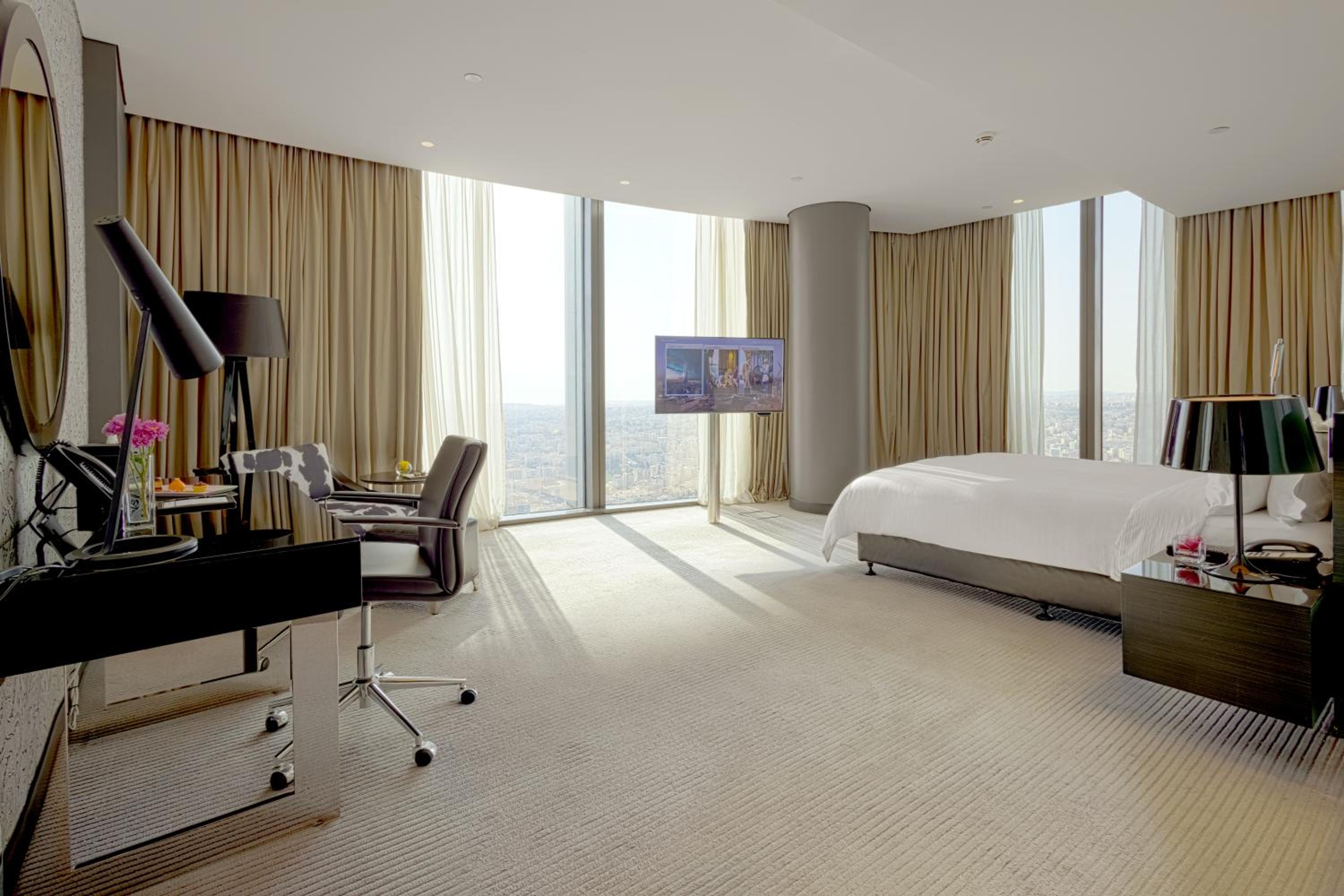 Large Corner Club Lounge Access King Bed City View photo 2