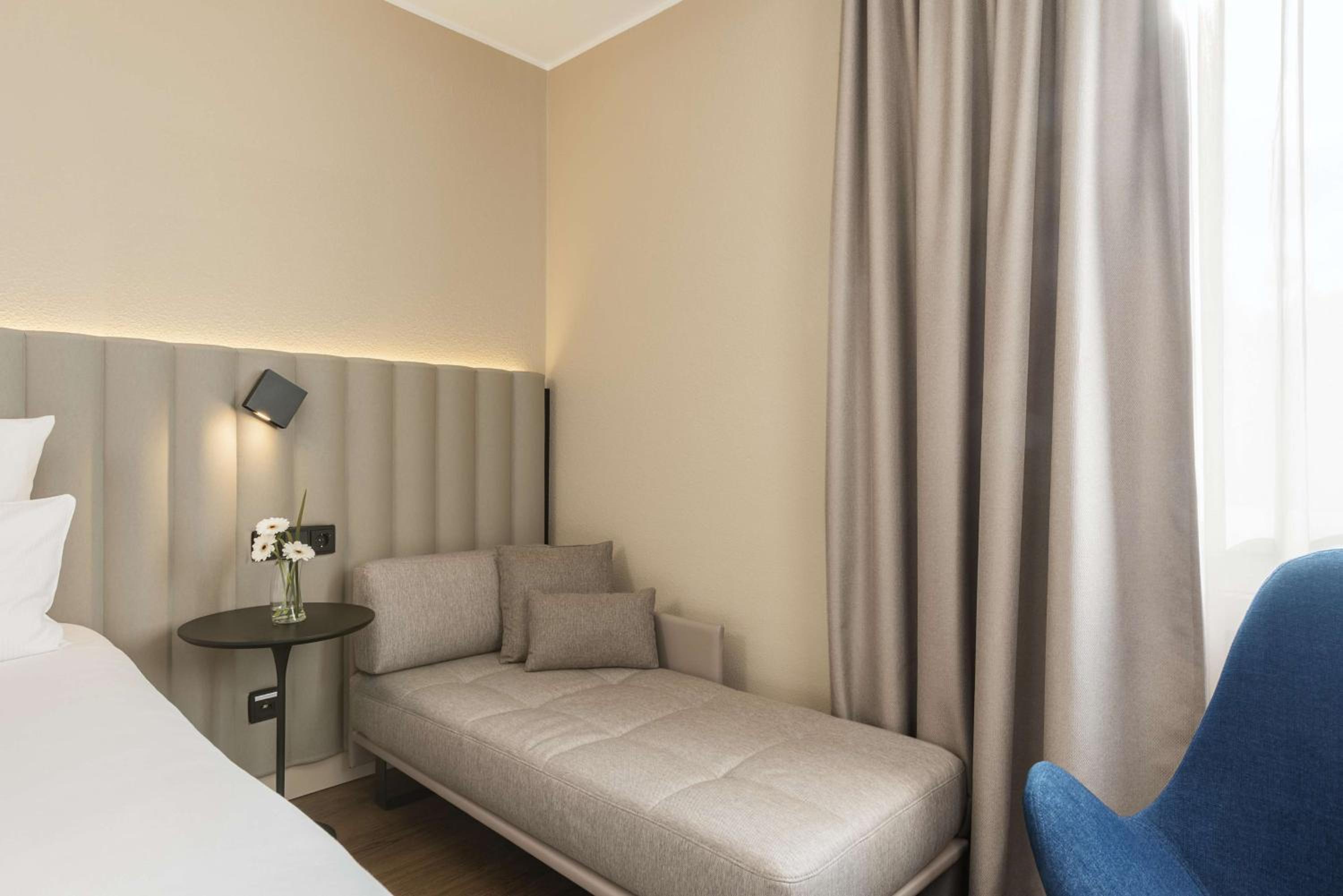 Standard Double or Twin Room - Photo 10
