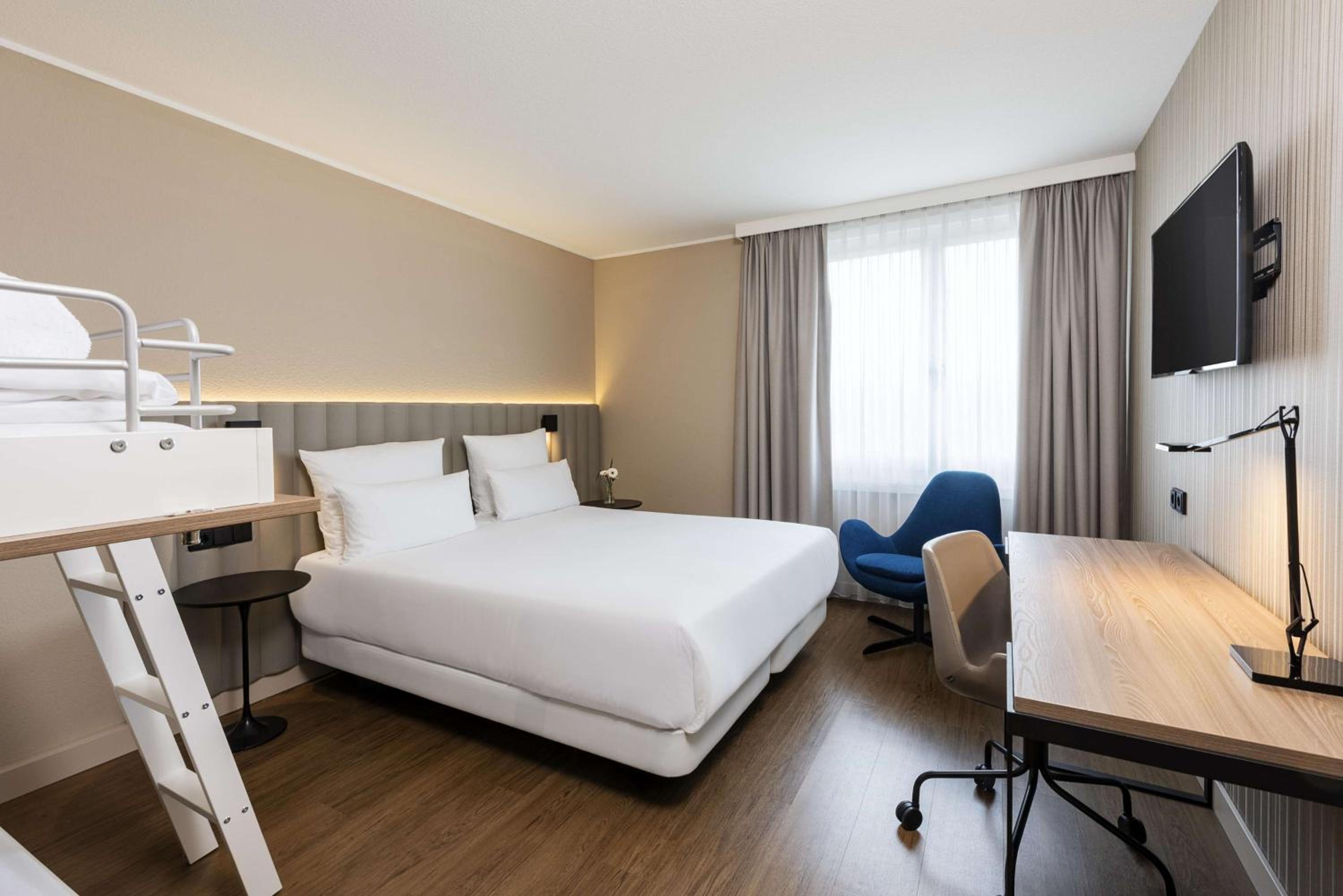Superior Double Room thumbnail 6