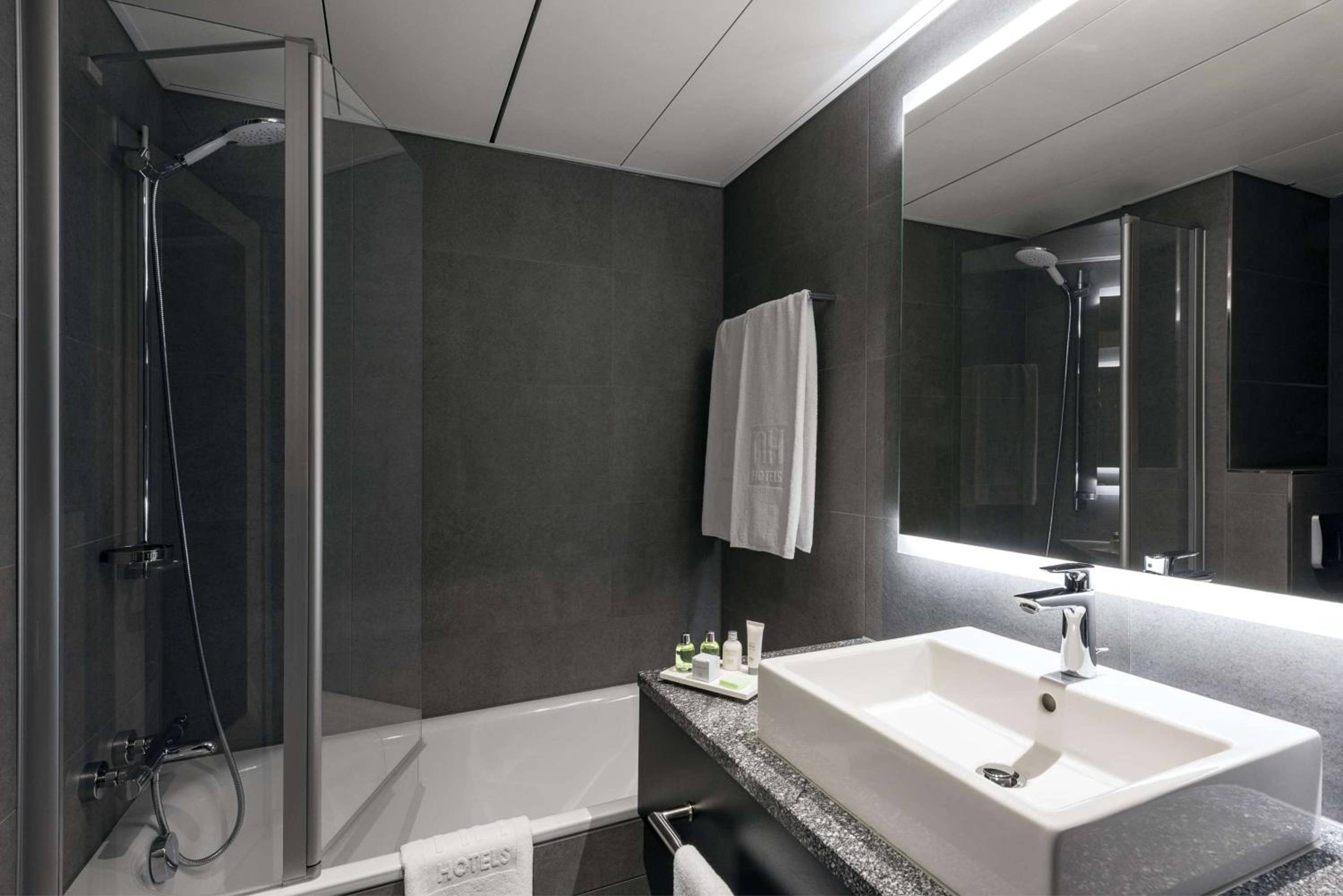 Standard Double or Twin Room thumbnail 5