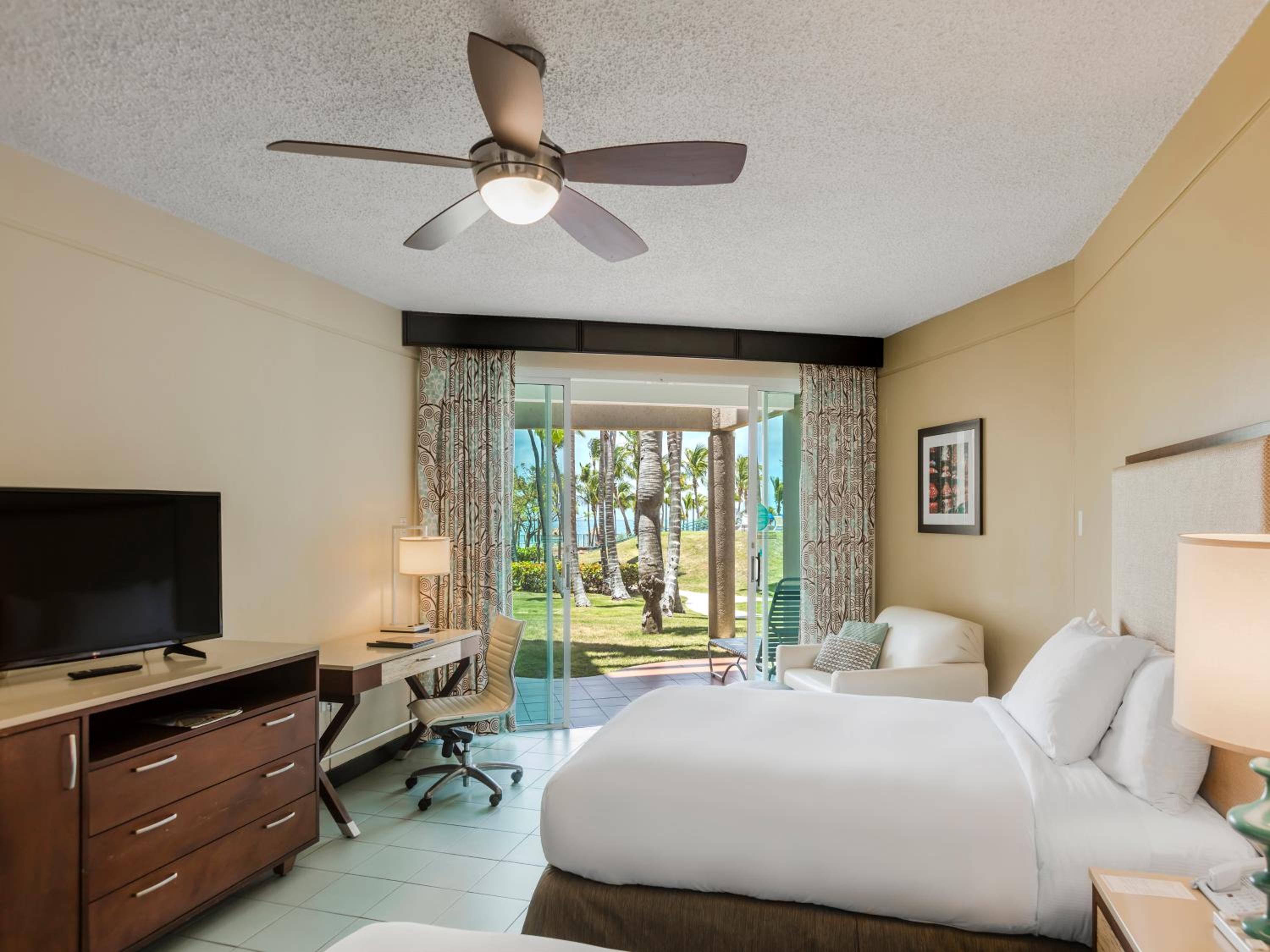 King Room with Pool/Ocean View and Patio Access