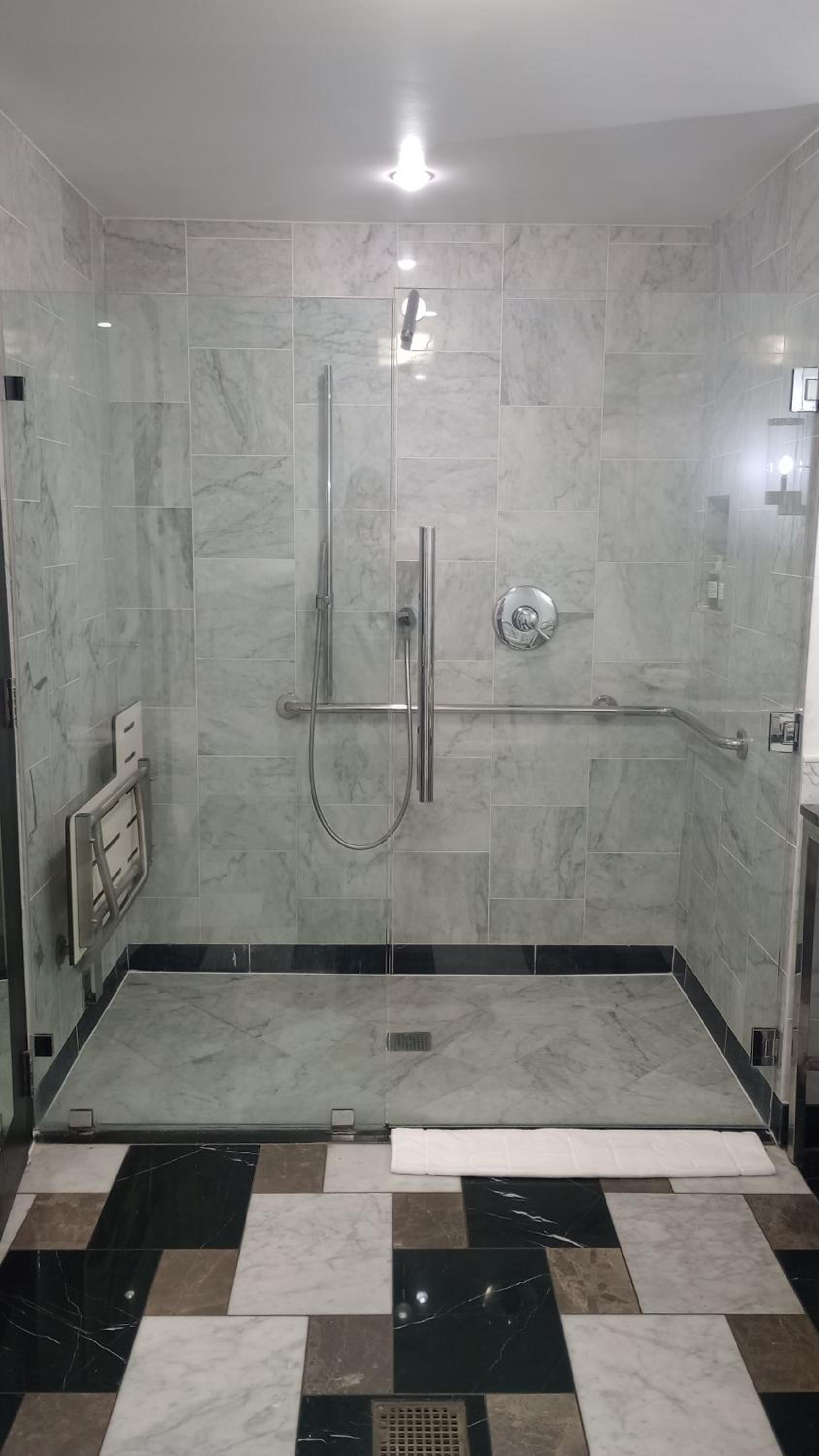 Deluxe King Room with Balcony - Mobility Accessible thumbnail 5