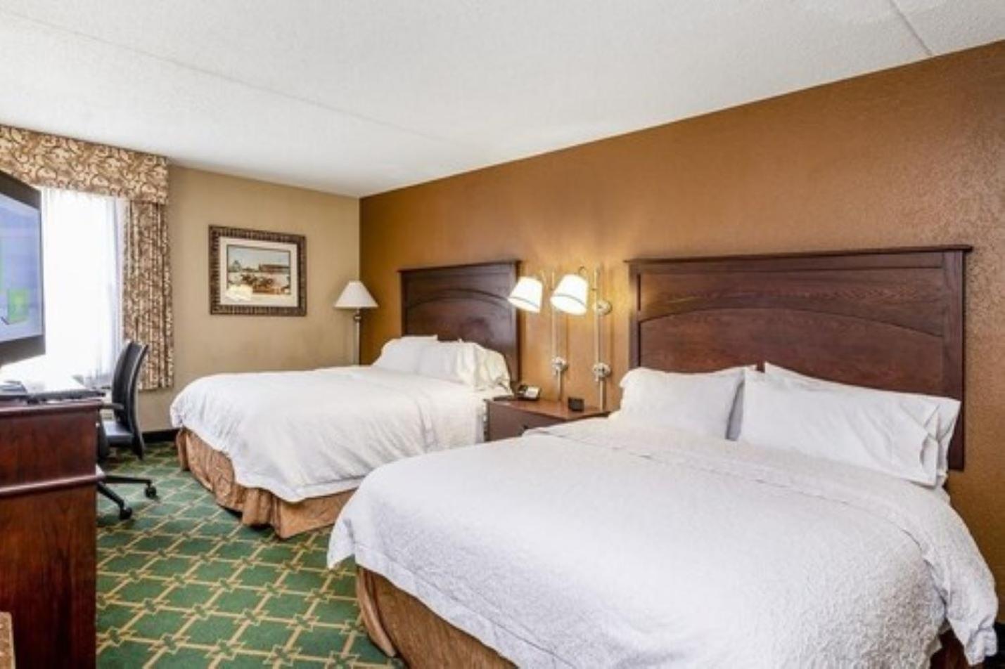 Queen Room with Two Queen Beds - Non-Smoking - Photo 3