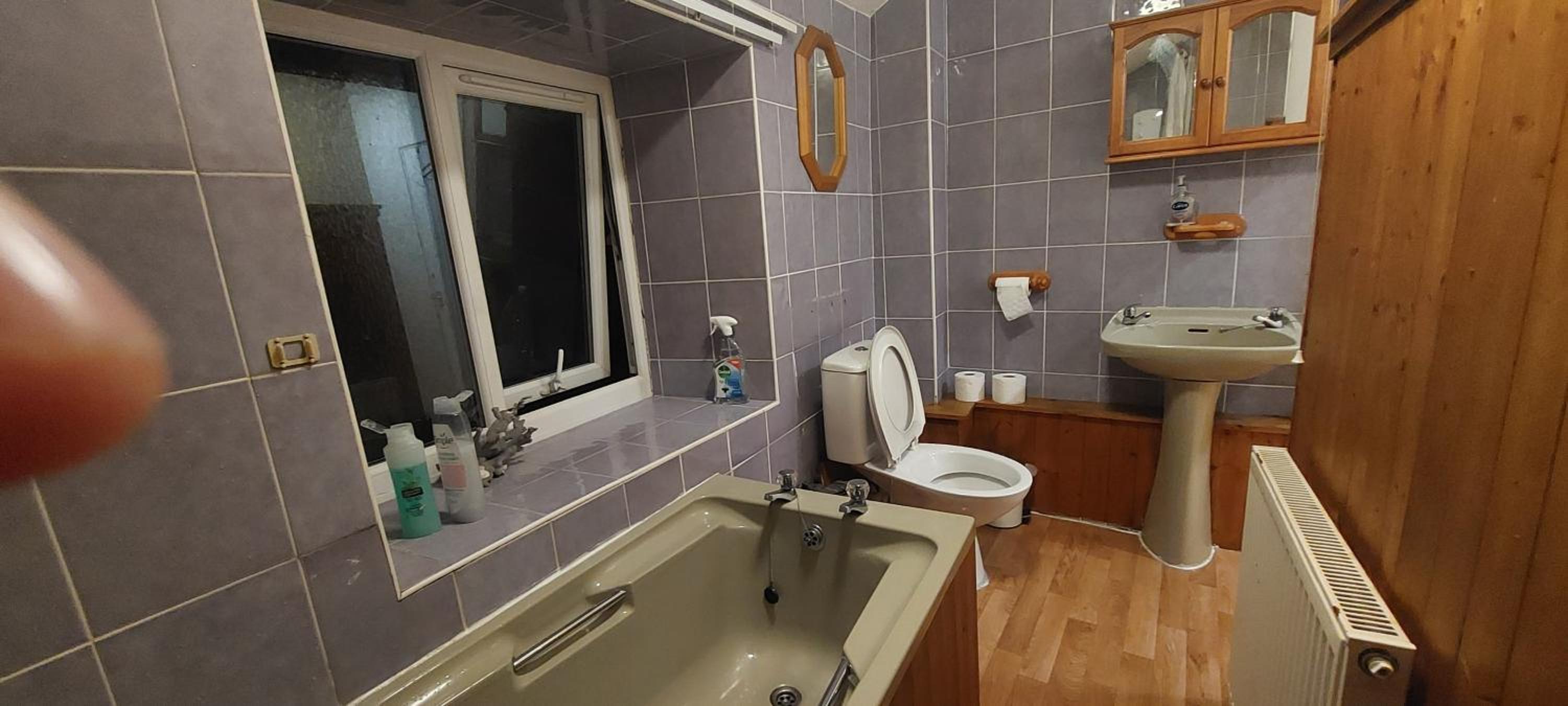 Queen Room with Shared Bathroom photo 3