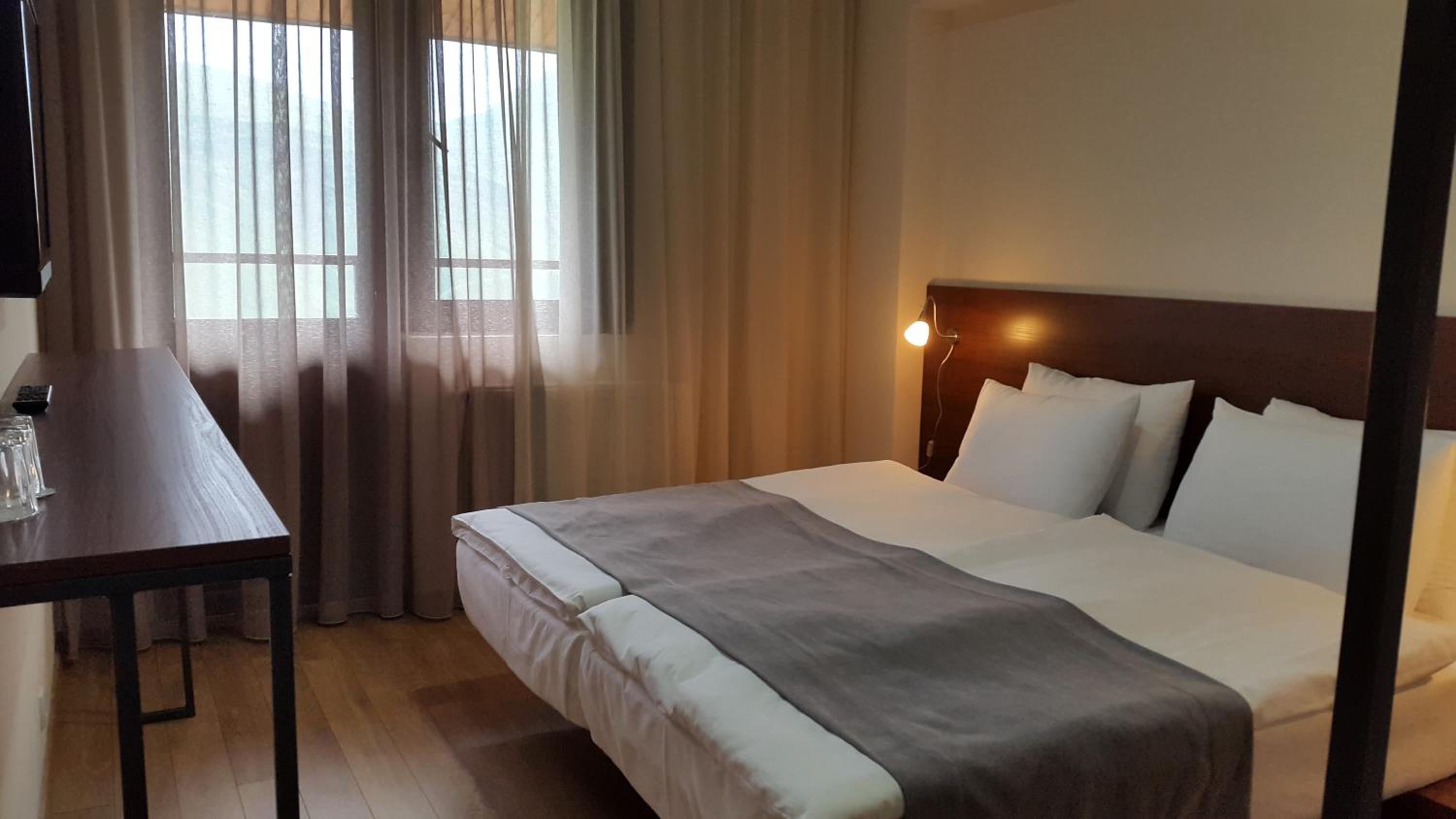 Double or Twin Room with Balcony and Mountain View photo 2