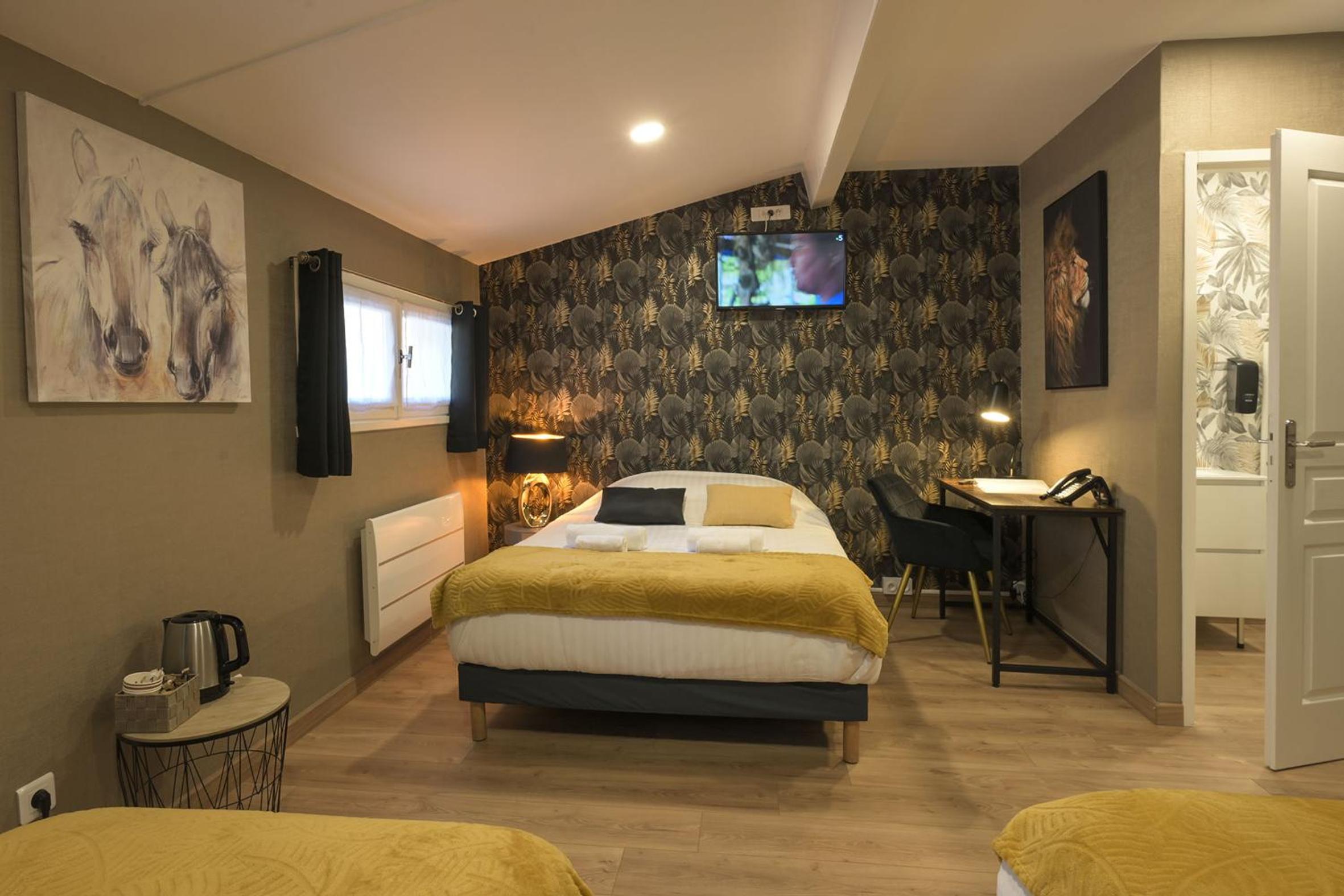 Superior Family Room - Photo 3